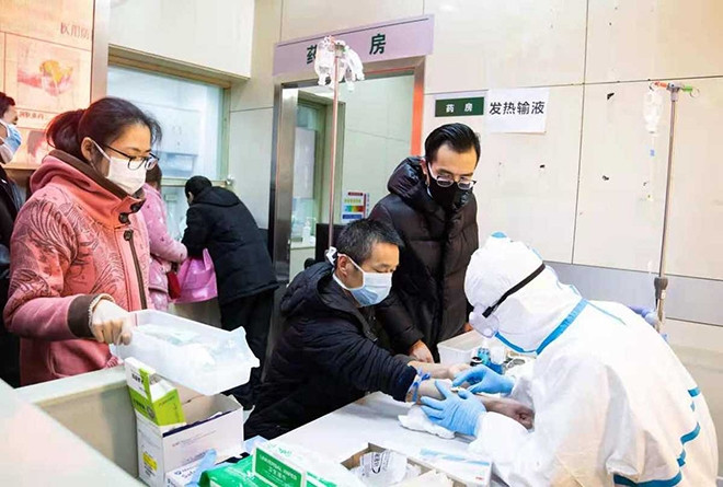 Sáng 25/1, nhà chức trách tỉnh Hồ Bắc xác nhận có thêm 15 ca tử vong vì dịch viêm phổi, trong khi hơn 1.000 người đã nhiễm bệnh trên toàn thế giới. Số người chết do viêm phổi Vũ Hán hiện tăng lên 41. Các bệnh viện quá tải bệnh nhân.