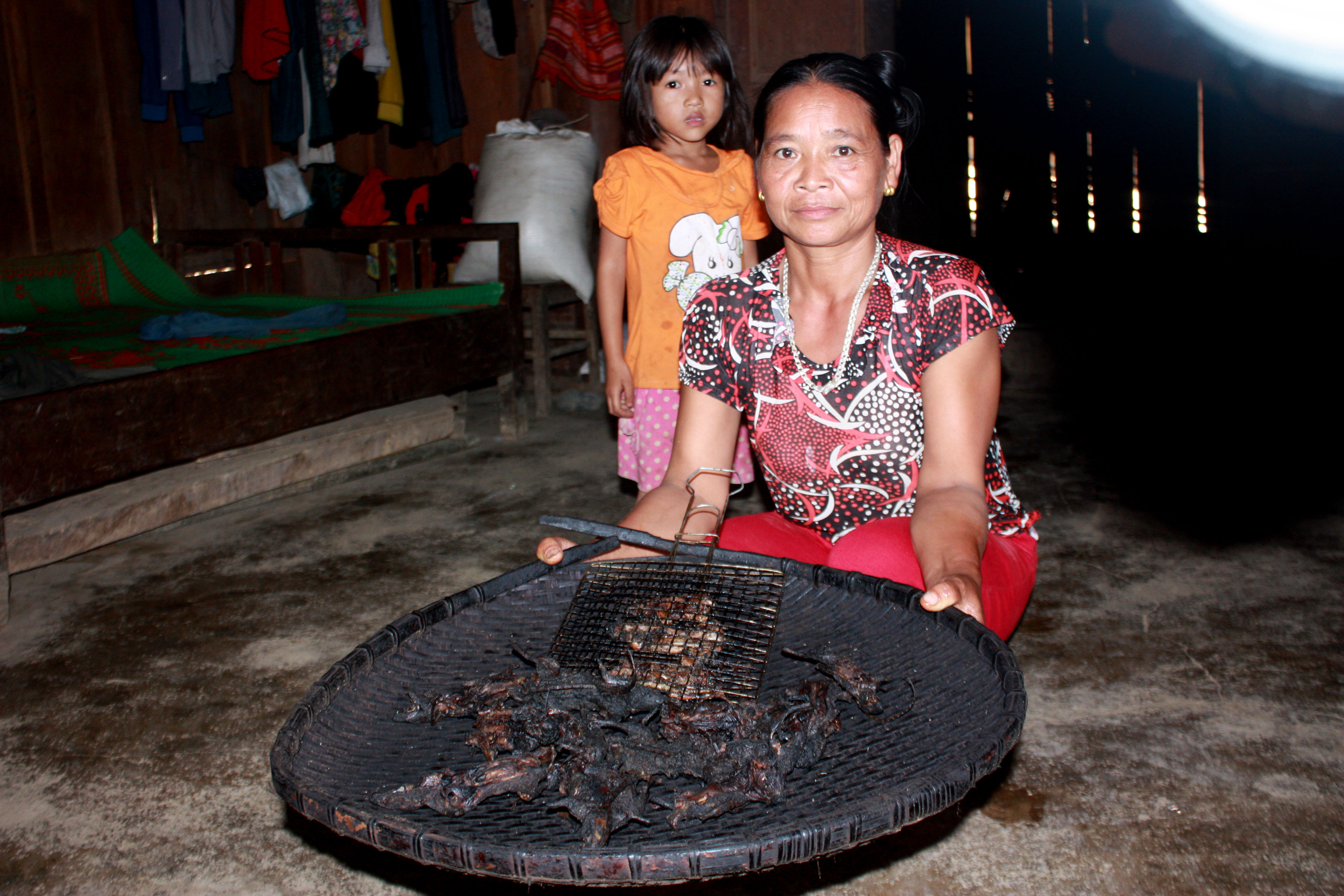 Ngoài ra, một số gia đình kể cả người Thái, Mông hay Khơ mú đều dự trữ được một ít chuột rừng phơi khô làm thực phẩm trong ngày Tết.