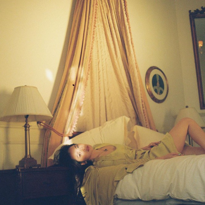  Trong bộ ảnh, nữ ca sĩ sinh năm 1993 mặc đồ ngủ vải satin mỏng manh, tạo dáng hờ hững trong phòng ngủ, chủ yếu ở trên giường.