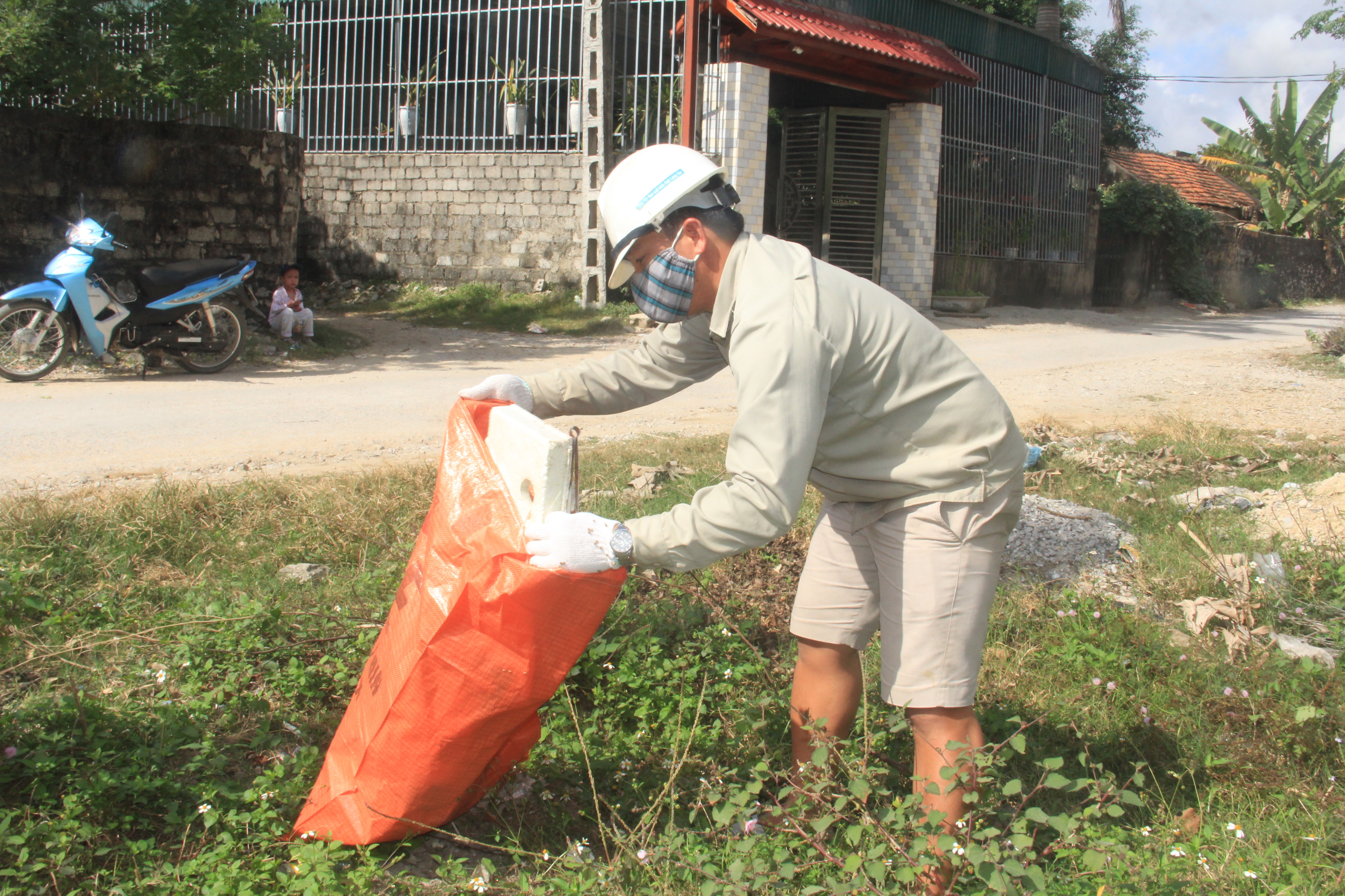 Cứ chiều thứ 7 và chủ nhật hàng tuần, anh Quyết đều tranh thủ đi nhặt rác làm sạch môi trường. Ảnh:P.B