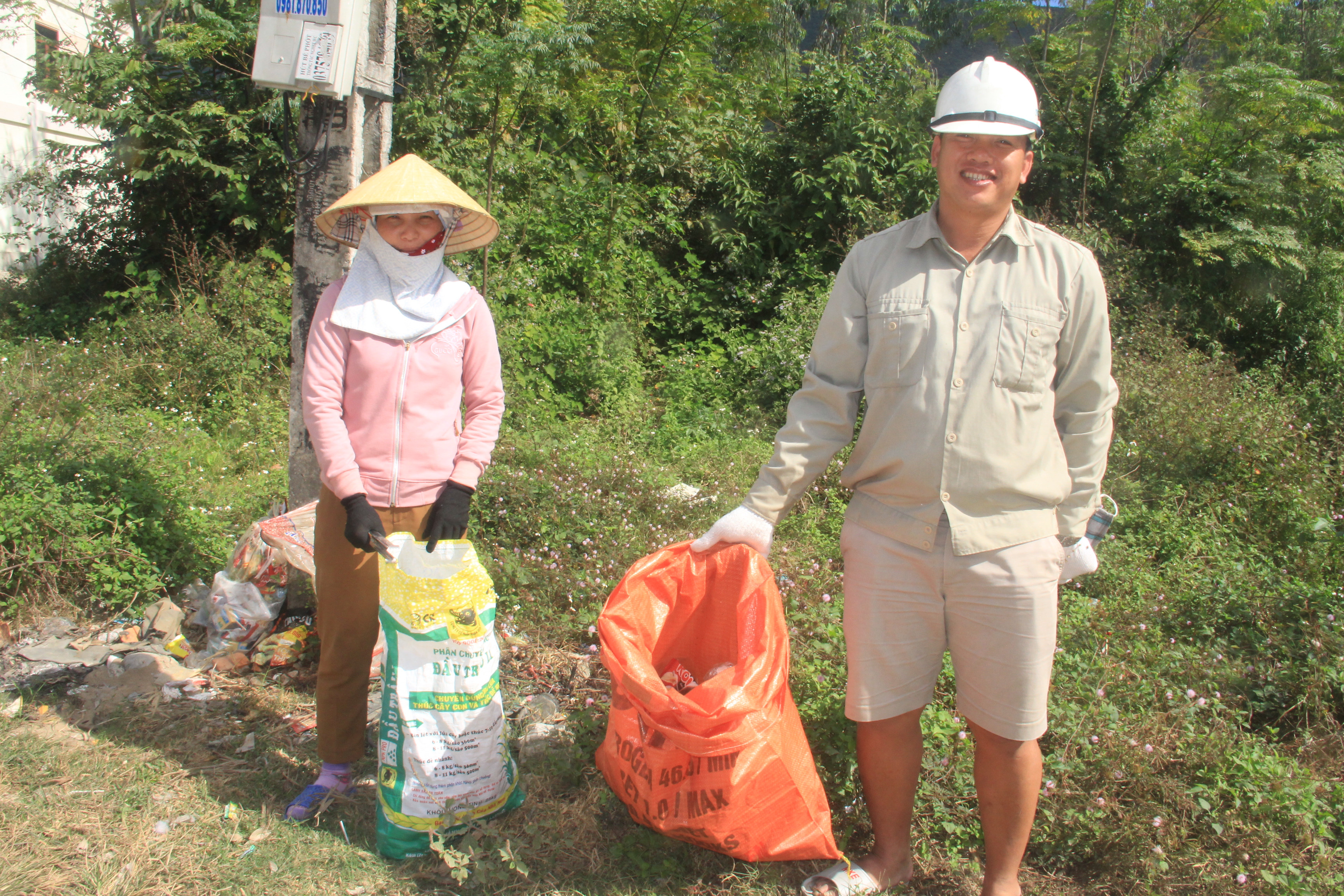 Suốt hơn 1 năm qua, vợ chồng anh Quyết đi nhặt rác để làm sạch môi trường. Ảnh: P.B