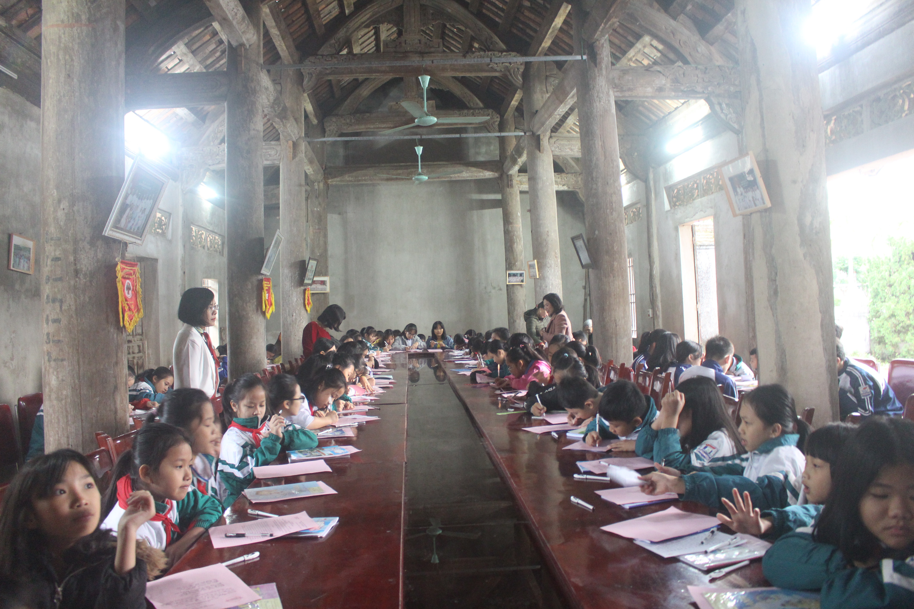  Như thường lệ, vào sáng ngày mùng 2 Tết, Đình Làng thuộc xã Quỳnh Đôi là nơi diễn ra lễ khai bút đầu xuân năm mới. Tham dự lễ khai bút năm nay có 93 học sinh Tiểu học và Trung học cơ sở Hồ Tùng Mậu và 20 học sinh THPT và sinh viên đại học cùng tham gia.