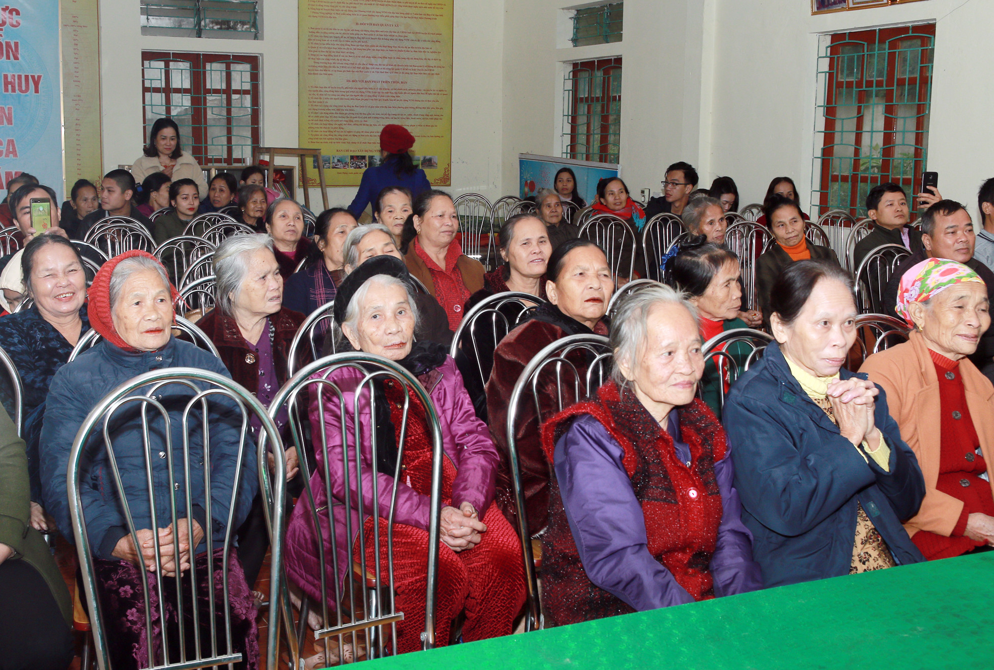 Người cao tuổi xóm Làng Nhùng, xã Tam Quang (Tương Dương) được BQL xóm tổ chức Lễ mừng thọ nhân dịp đầu Xuân Canh Tý 2020. Ảnh: Đình Tuân