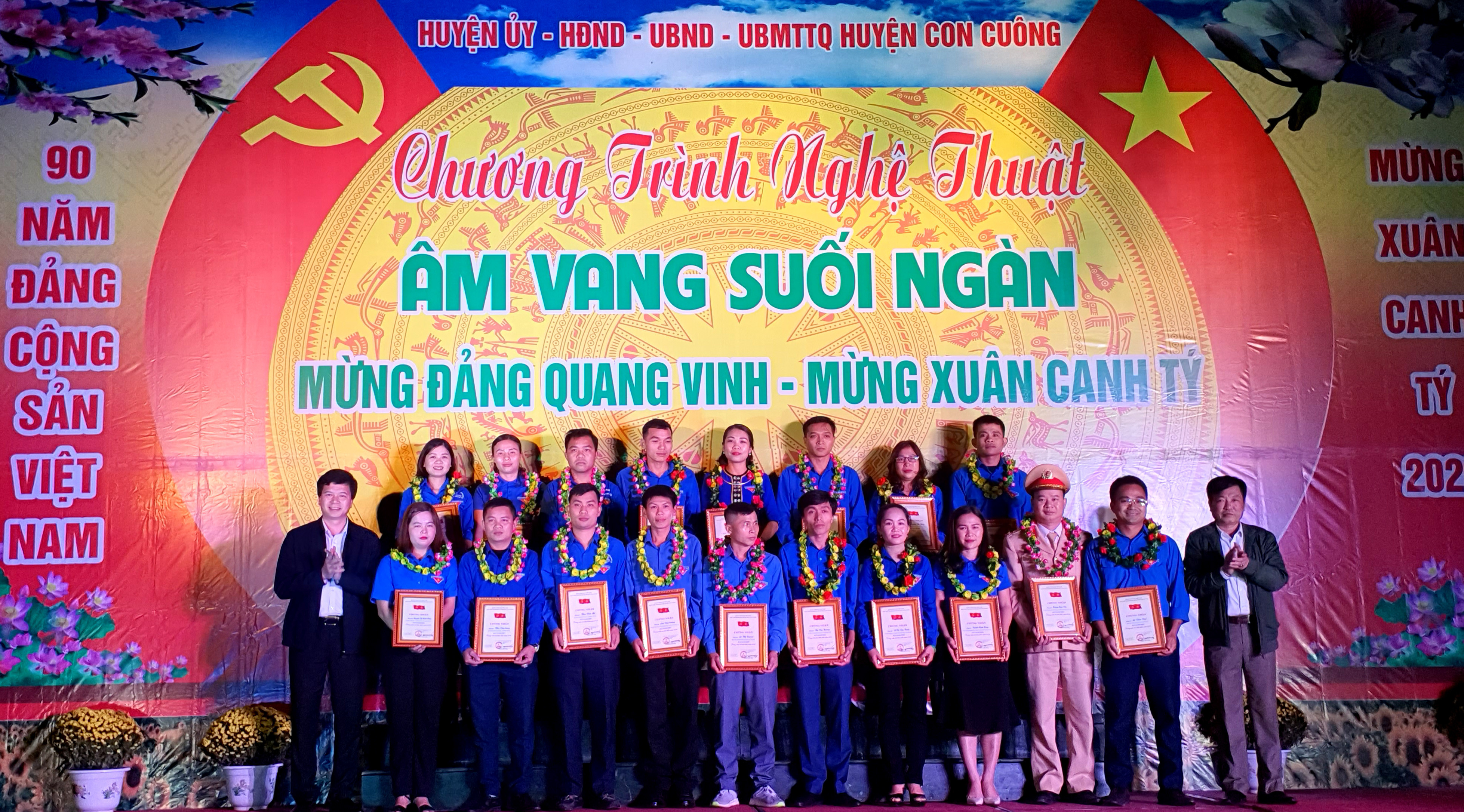 Huyện Con Cuông tôn vinh 20 Đảng viên trẻ tiêu biểu. Ảnh: Quang Huy