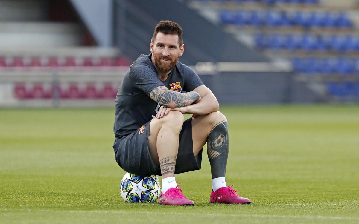 Messi mê bóng đá đến điên rồ