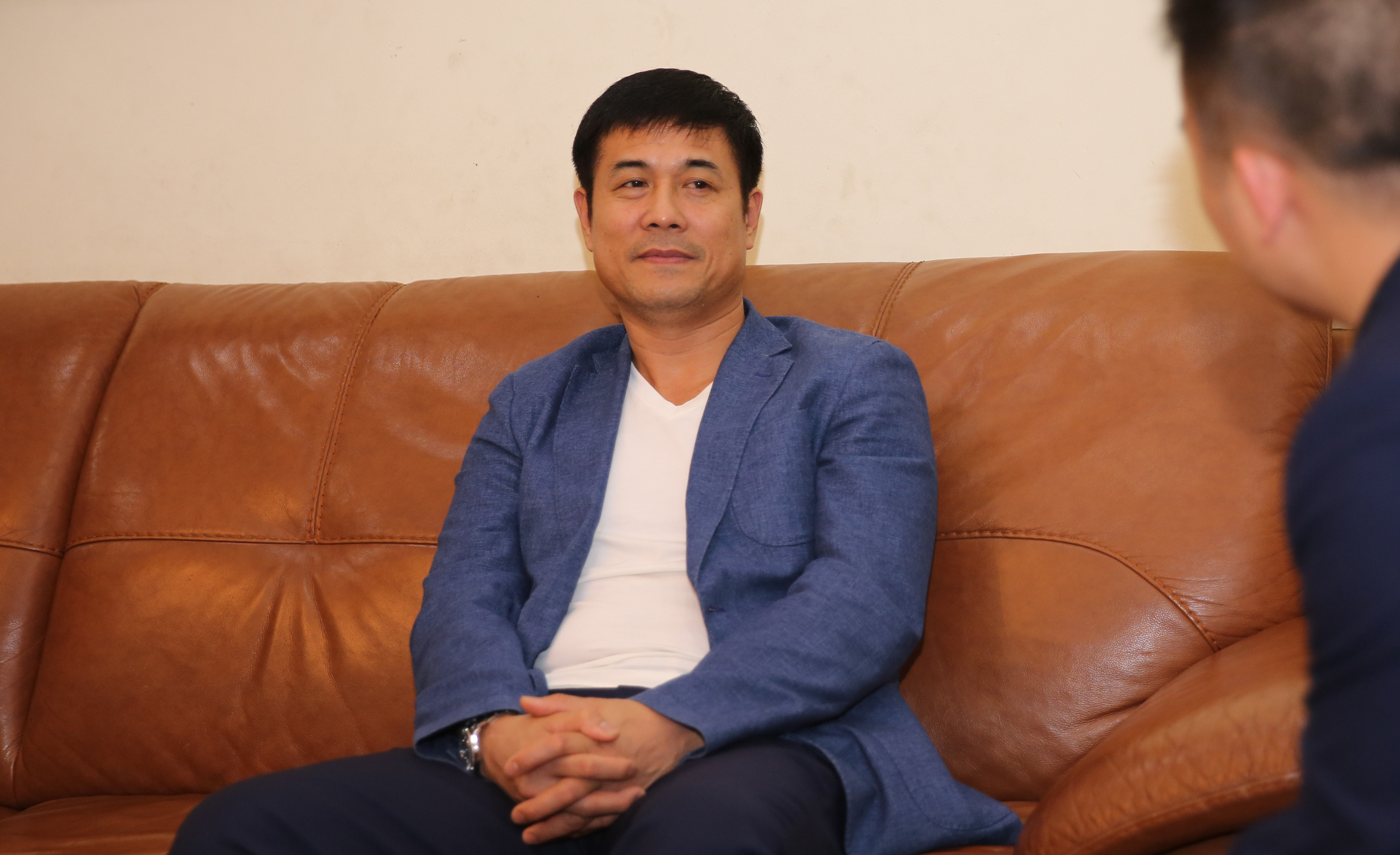 Cựu HLV Nguyễn Hữu Thắng trò chuyện với PV Báo Nghệ An. Ảnh: Đức Anh