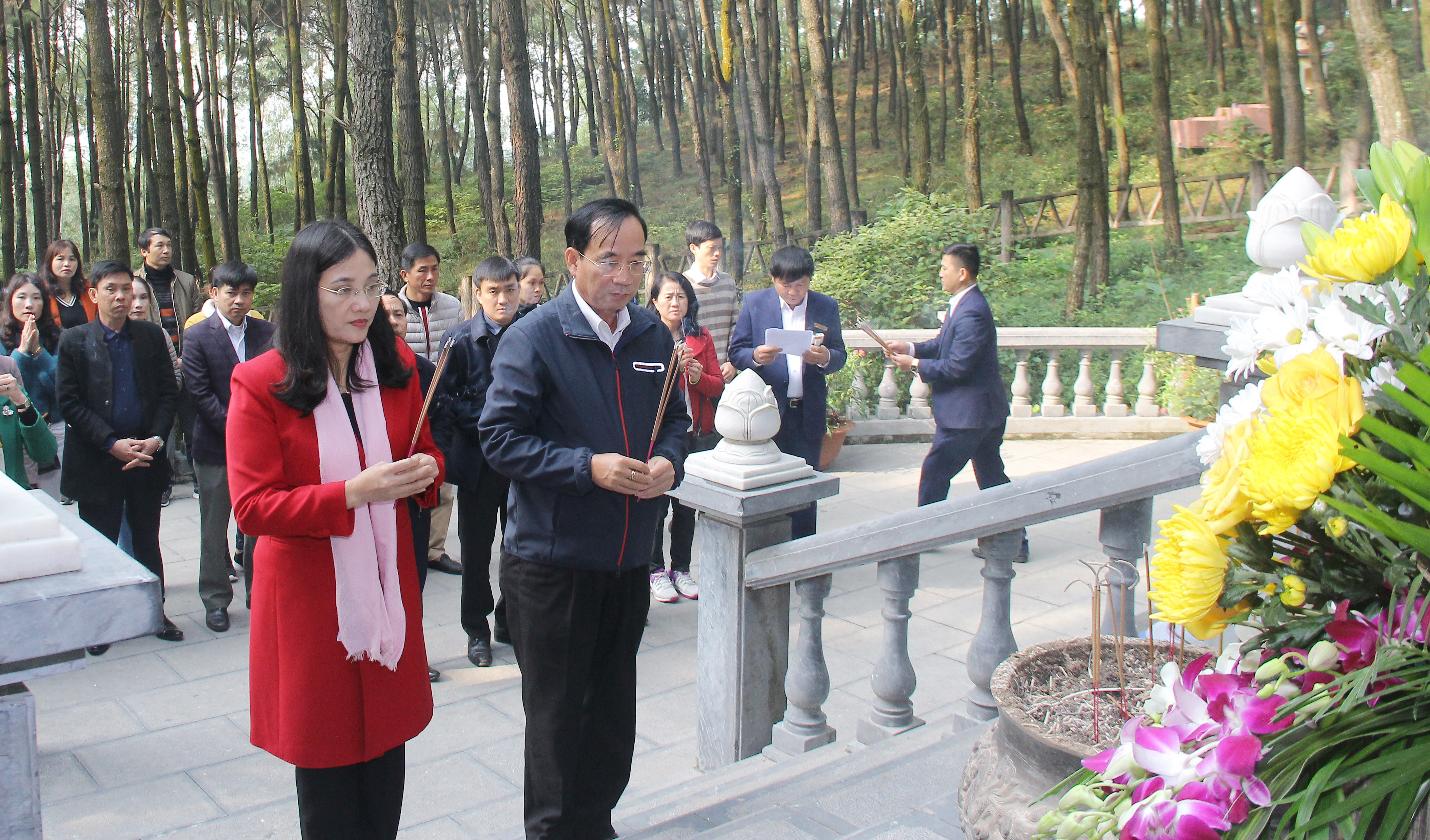 Các đồng chí Cao Thị Hiền và Hoàng Viết Đường dâng hương trước phần mộ cụ Hà Thị Hy - bà nội Chủ tịch Hồ Chí Minh. Ảnh: Mai Hoa