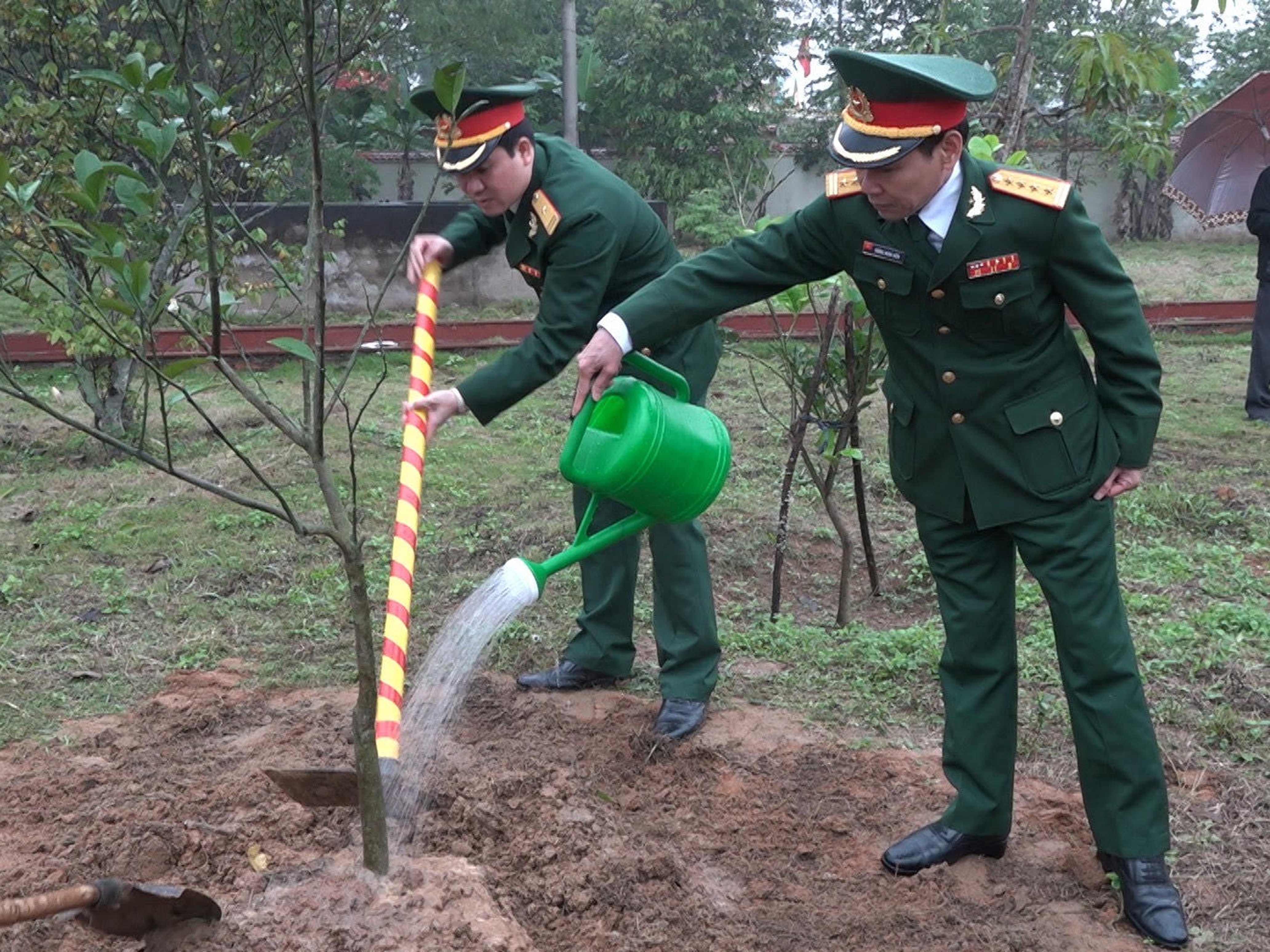 Đồng chí đại tá Dương Minh Hiền, Phó CHT Bộ CHQS tỉnh cùng cán bộ chiến sỹ LLVT Nghệ An tham gia Tết trồng cây