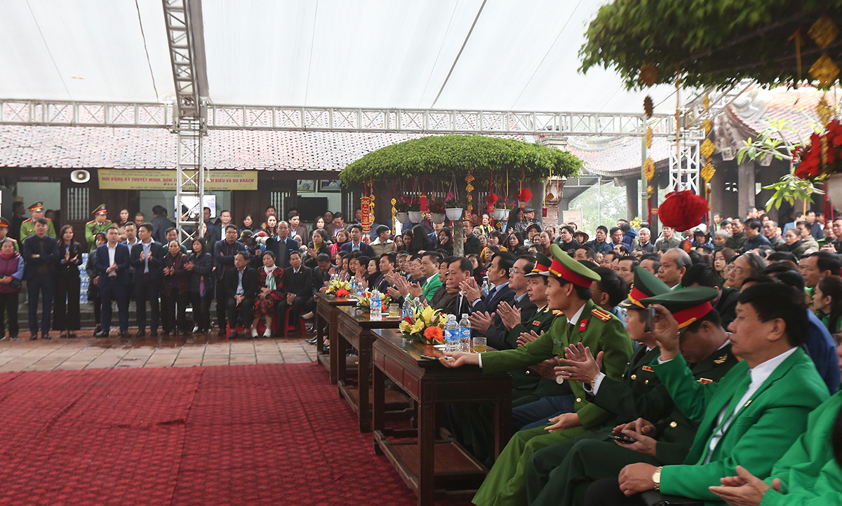 Lãnh đạo Quân khu 4, tỉnh Nghệ An và đông đảo nhân dân cùng du khách thập phương về dự Lễ kỷ niệm 231 năm chiến thắng Ngọc Hồi - Đống Đa. Ảnh: Trung Kiên