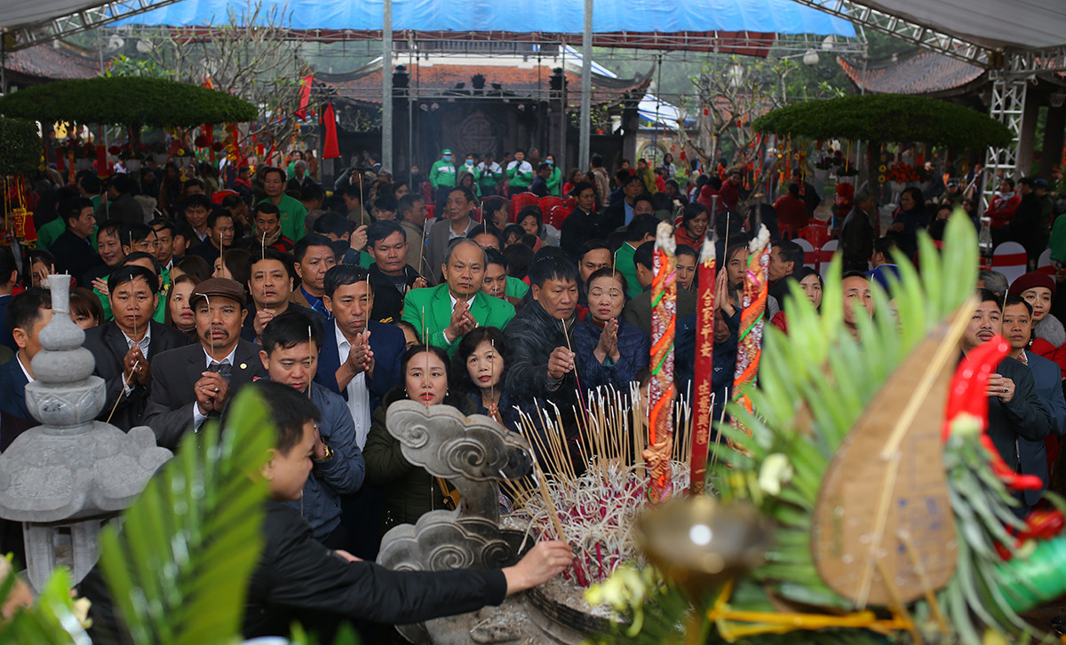 Đông đảo người dân và du khách thập phương về dâng hương tại Đền thờ Hoàng đế Quang Trung. Ảnh: Xuân Thủy