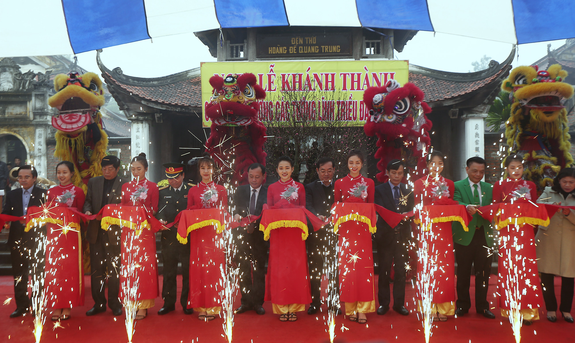 Các đại biểu cắt băng khánh thành tượng các tướng lĩnh triều Tây Sơn tại Đền thờ Hoàng đế Quang Trung. Ảnh: Trung Kiên