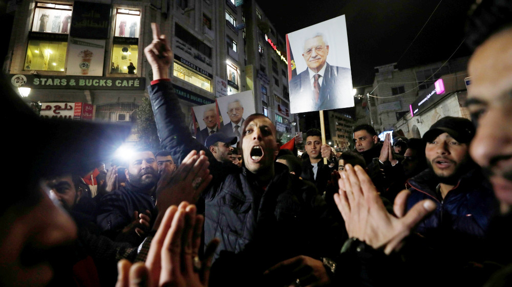 Người biểu tình giơ cao hình ảnh Tổng thống Palestine Mahmoud Abbas trong cuộc biểu tình phản đối “Kế hoạch hòa bình Trung Đông” của Tổng thống Mỹ Donald Trump tại khu vực Bờ Tây do Israel chiếm đóng. Ảnh: Reuters