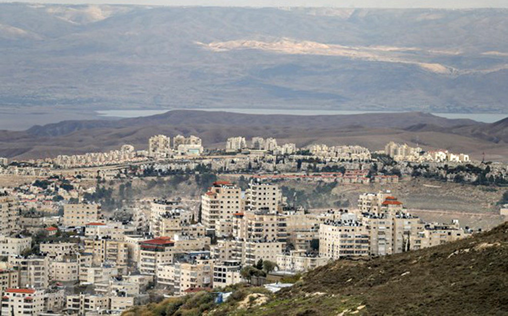 Khu định cư Maale Adumim (phía dưới) của Israel tại Khu Bờ Tây, ngoại ô Jerusalem, ngày 27/12/2019. Ảnh: AFP/TTXVN