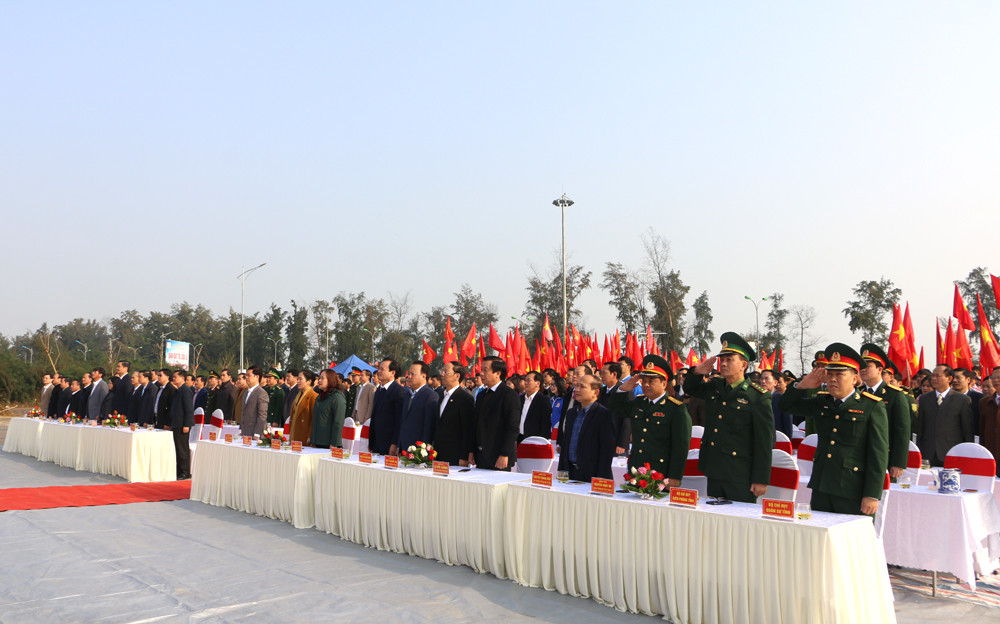 Các đại biểu và các tầng lớp nhân dân làm lễ chào cờ tại Lễ phát động Tết trồng cây Xuân Canh Tý 2020. Ảnh: Nguyễn Hải