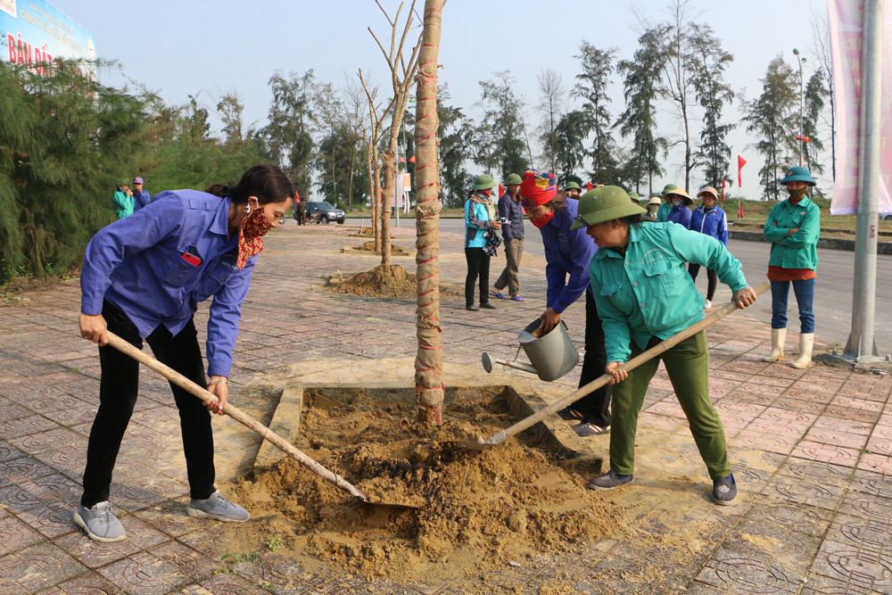 Đại diện các tầng lớp nhân dân Thị xã tham gia trồng cây tại khuôn viên vỉa hè đường Bình Minh, Tx Cửa Lò. Ảnh: Nguyễn Hải