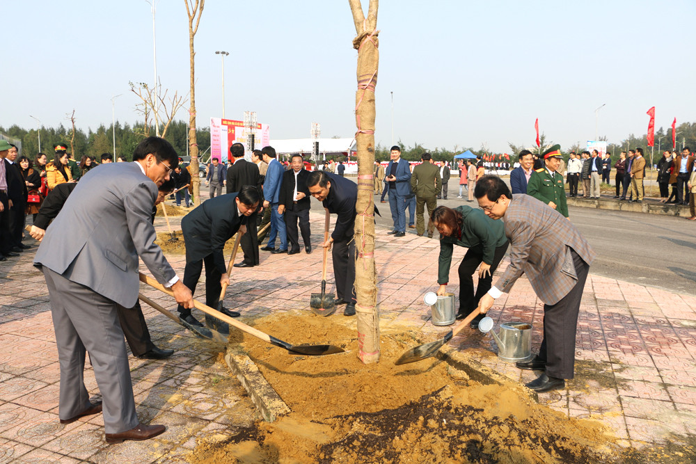Các đồng chí trong Thường trực Tỉnh ủy và Ban Thường vụ Tỉnh ủy tham gia trồng cây tại Thị xã Cửa Lò. Ảnh: Nguyễn Hải