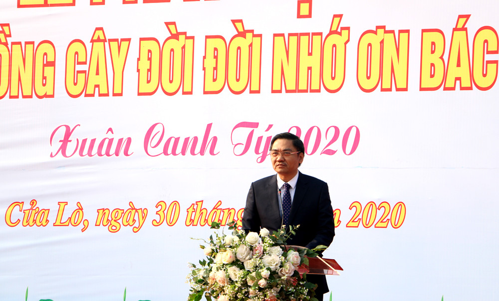 Đồng chí Hoàng Nghĩa Hiếu - Phó Chủ tịch UBND tỉnh phát động Tết trồng cây Xuân Canh Tý năm 2020. Ảnh: Nguyễn Hải
