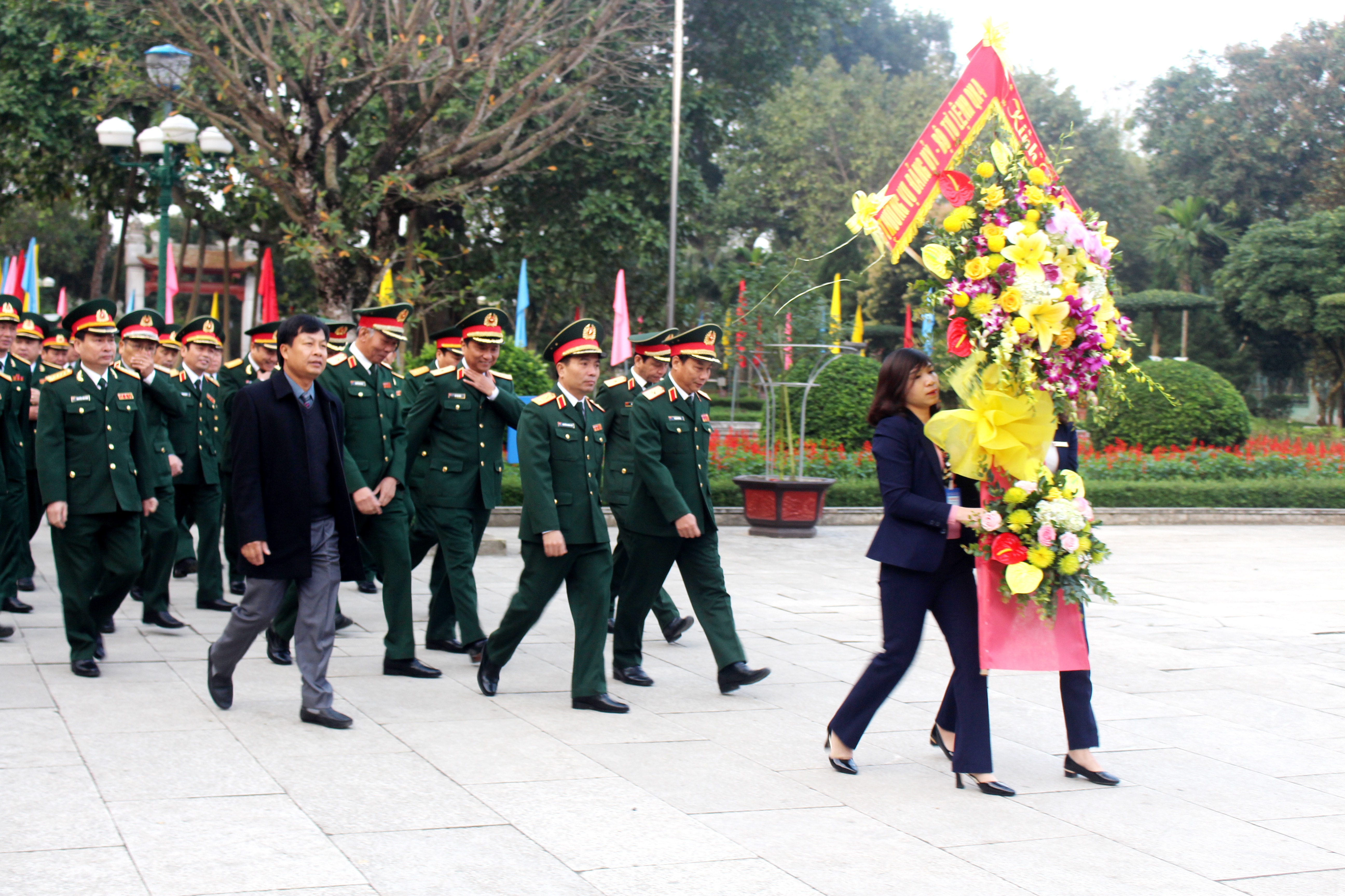 Đoàn đại biểu Bộ tư lệnh QK4 tổ chức dâng hoa lên anh linh Chủ tịch Hồ Chí Minh tại Khu di tích Kim Liên - Nam Đàn. Ảnh: Mạnh Hùng