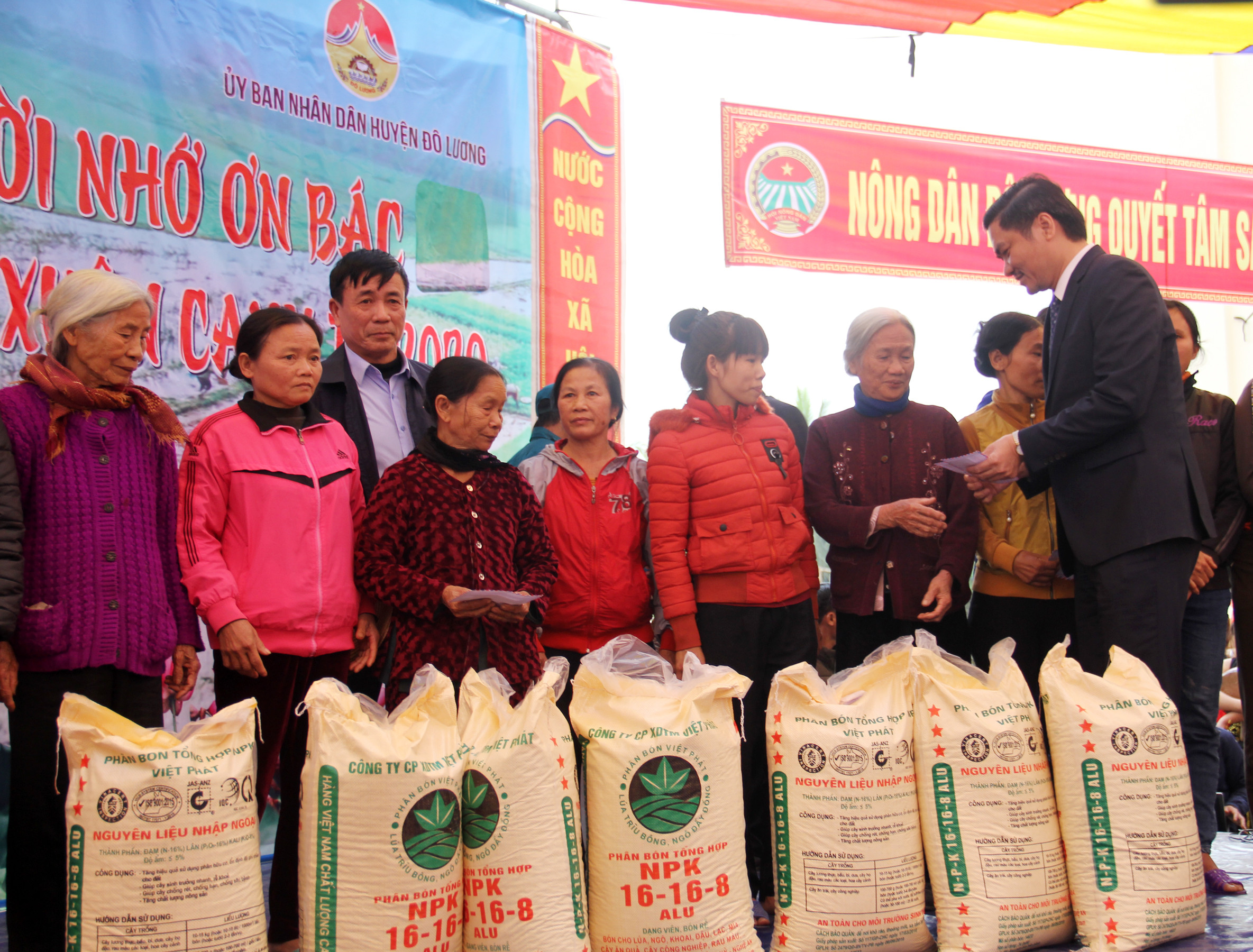 Đồng chí Hoàng Nghĩa Hiếu, Phó Chủ tịch UBND tỉnh trao quà cho các hộ nông dân có hoàn cảnh khó khăn. Ảnh: Thanh Phúc