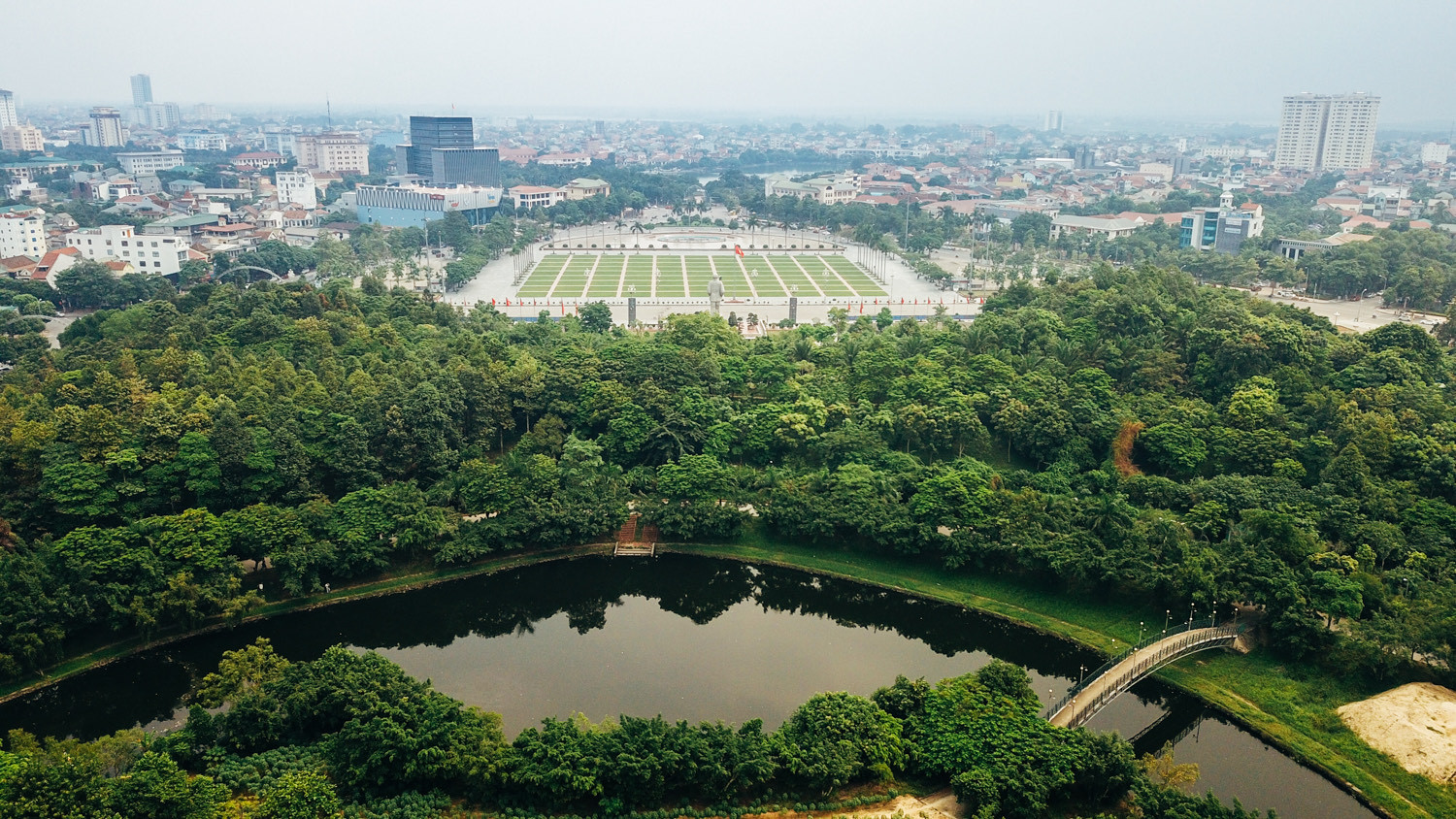 Quảng trường Hồ Chí Minh và  tượng đài Bác Hồ (TP Vinh) ngày  nay từng là nơi ở của công nhân Trường Thi, Bến Thủy xưa kia. Ảnh: Hải Vương
