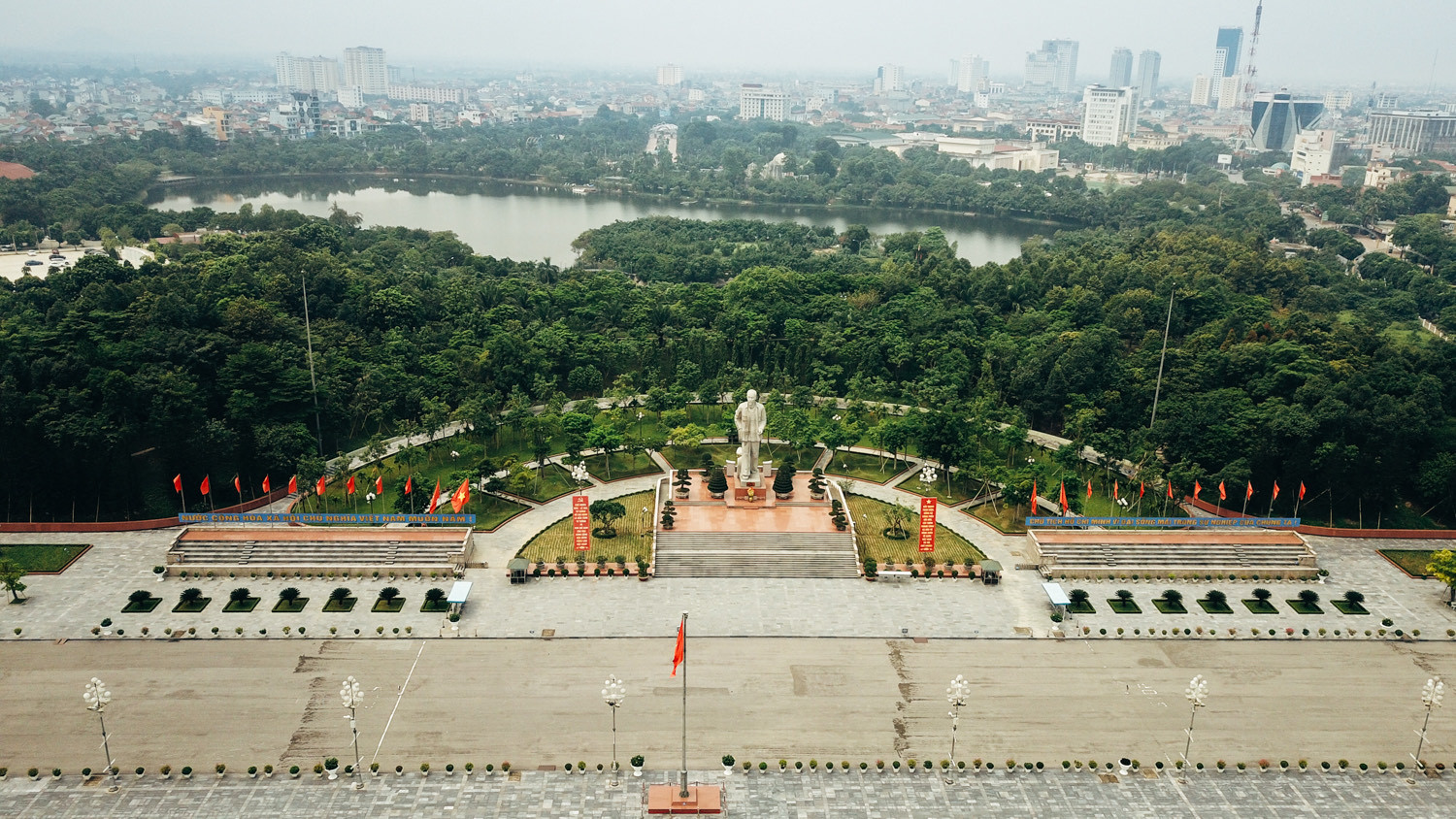 Quảng trường Hồ Chí Minh và tượng đài Bác Hồ tại trung tâm thành phố Vinh. Ảnh: Hải Vương