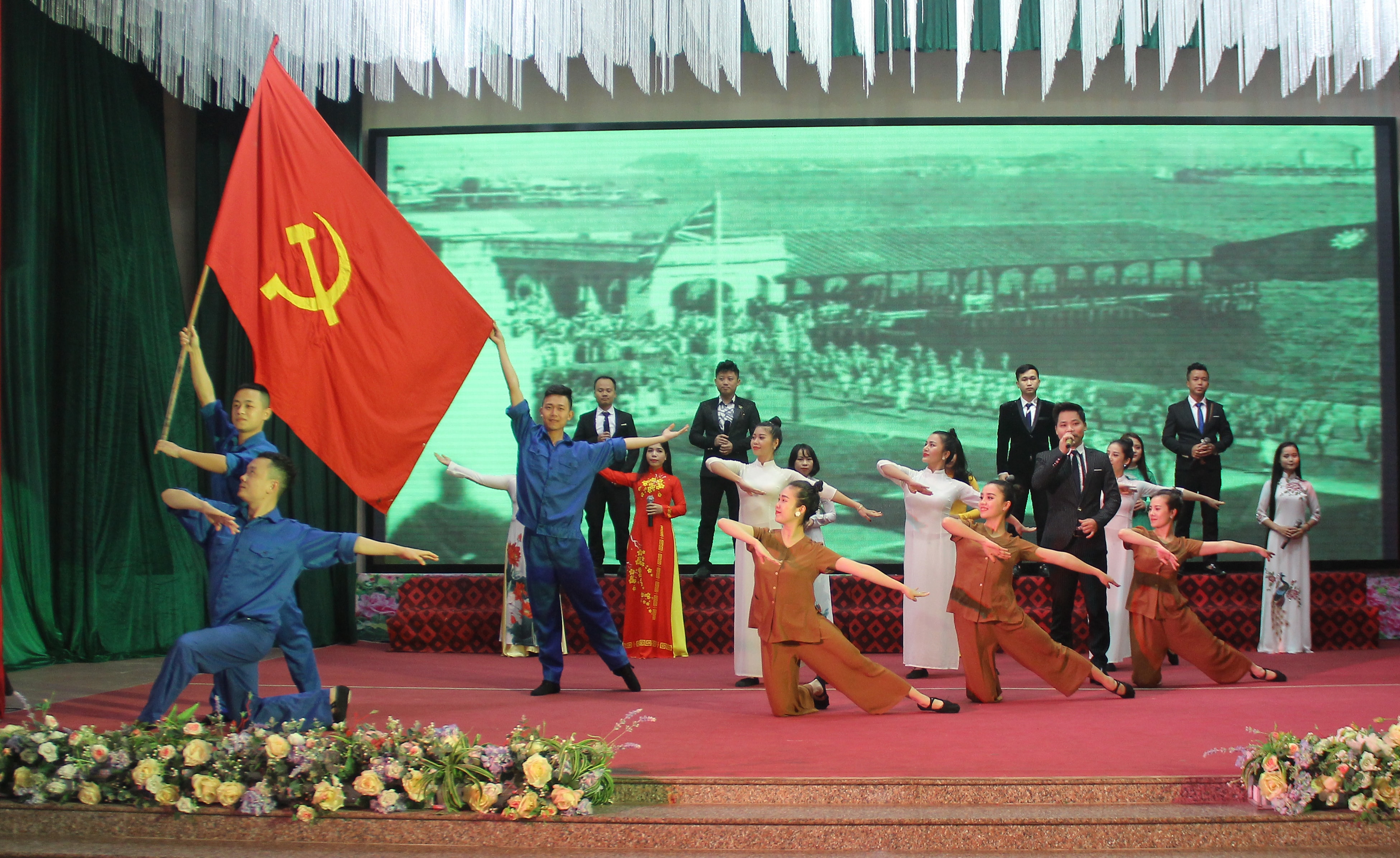 Chương trình văn nghệ ca ngợi Đảng, ca ngợi Bác Hồ và ca ngợi quê hương, đất nước đổi mới tại lễ kỷ niệm. Ảnh: Mai Hoa