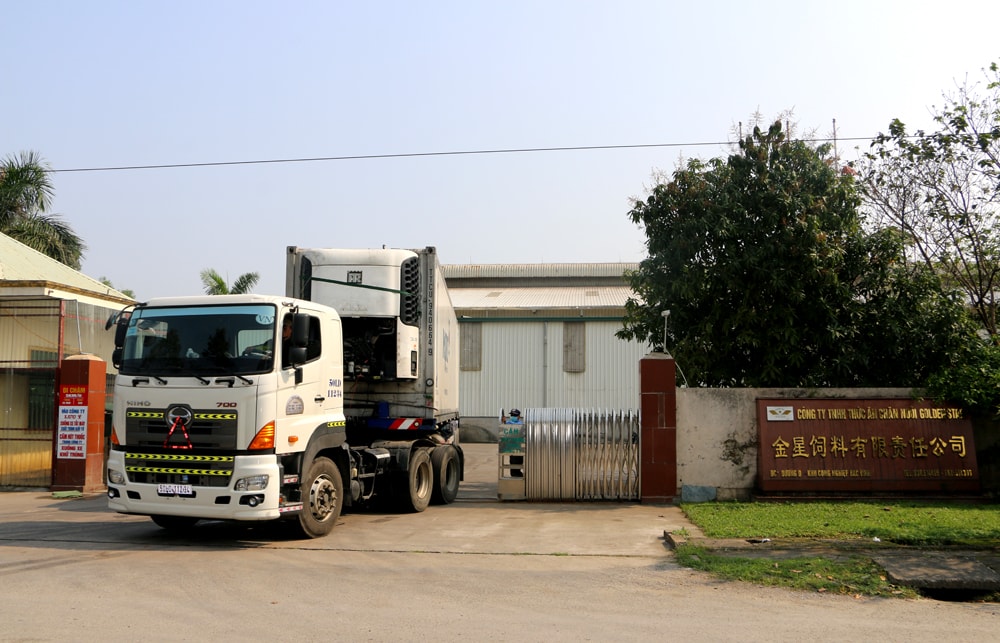 Công ty TNHH chế biến thức ăn gia súc Golstar tại KCN Bắc Vinh có 9 lao động người Trung Quốc, trong đó 4 người trở lại Việt Nam đang bị cách ly 14 người để theo dõi bệnh Viêm phổi cấp. Ảnh: Nguyễn Hải