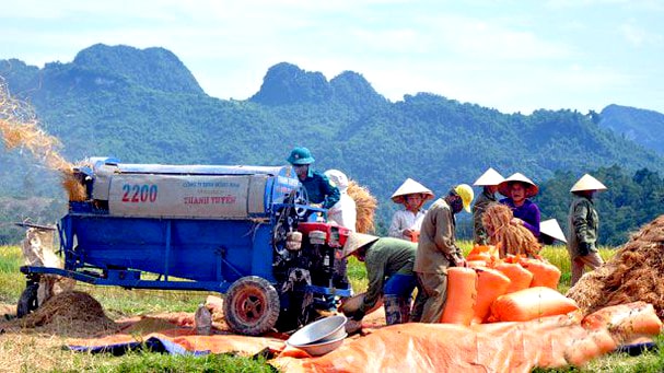 Bà con xã Môn Sơn ứng dụng các loại máy trong sản xuất, thu hoạch mùa vụ. Ảnh: Công Kiên