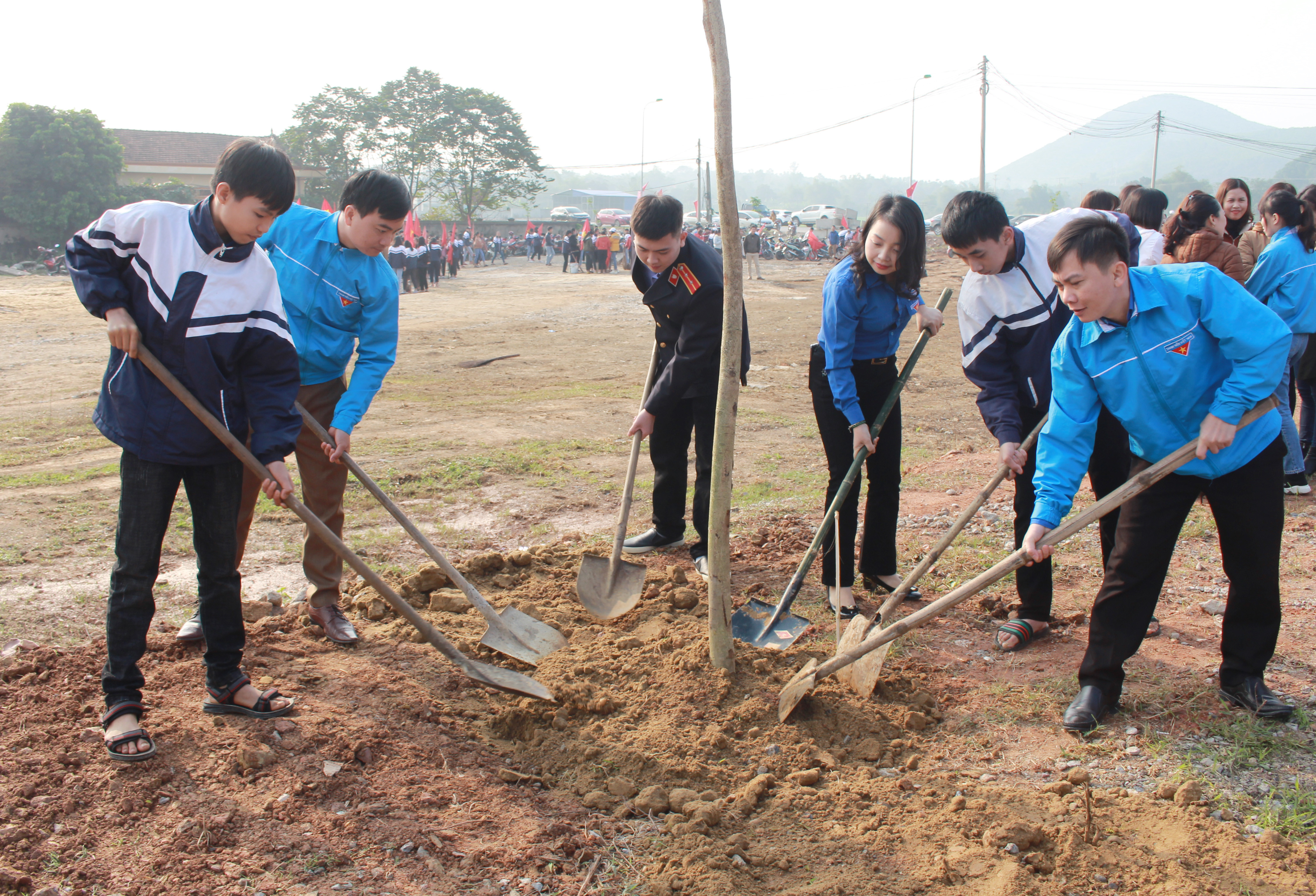 Các cán bộ, thanh thiếu nhi tham gia trồng cây sau lễ phát động. Ảnh: Phương Thúy