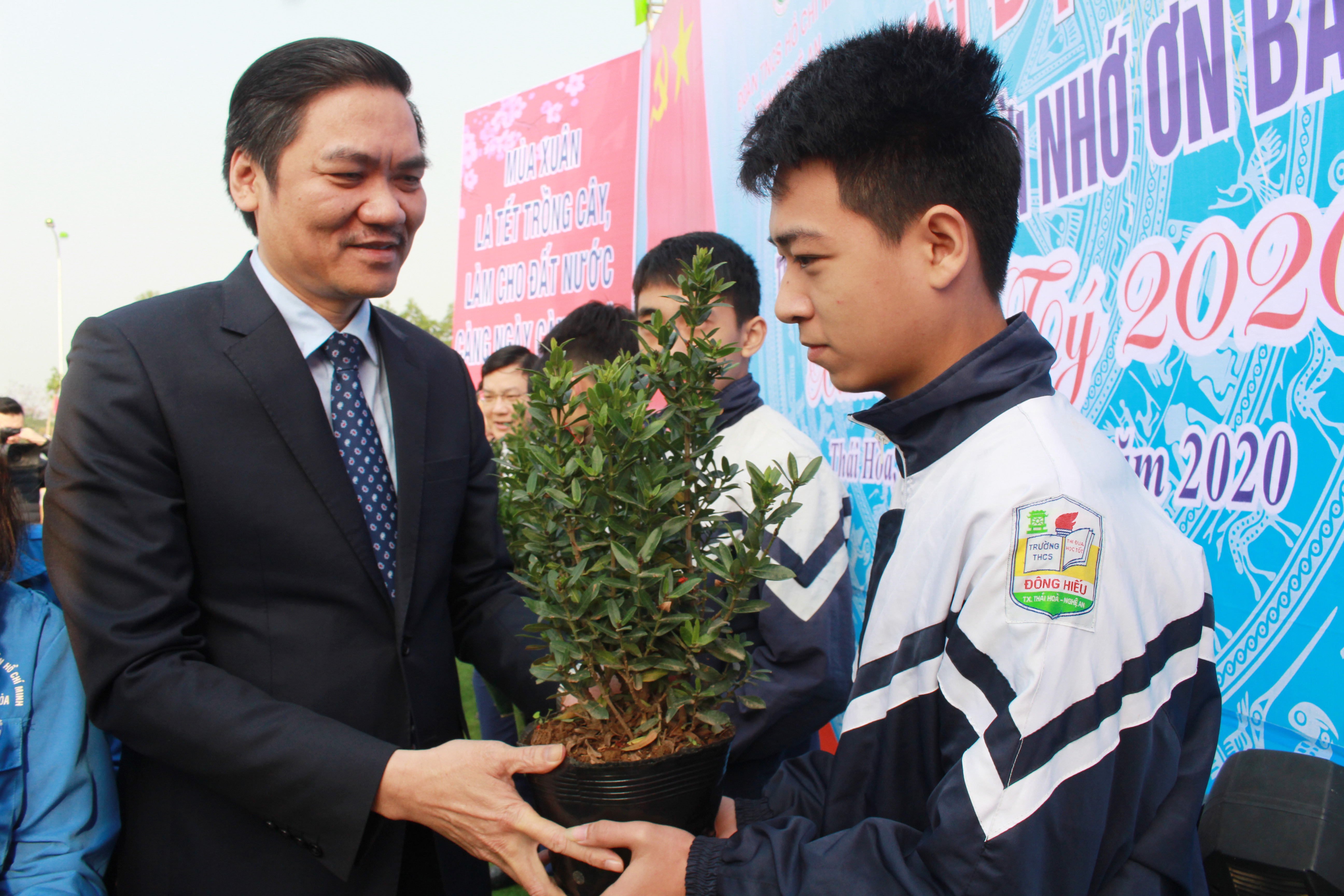 Đồng chí Hoàng Nghĩa Hiếu trao tặng cây cho các đoàn viên thanh niên. Ảnh: Phương Thúy