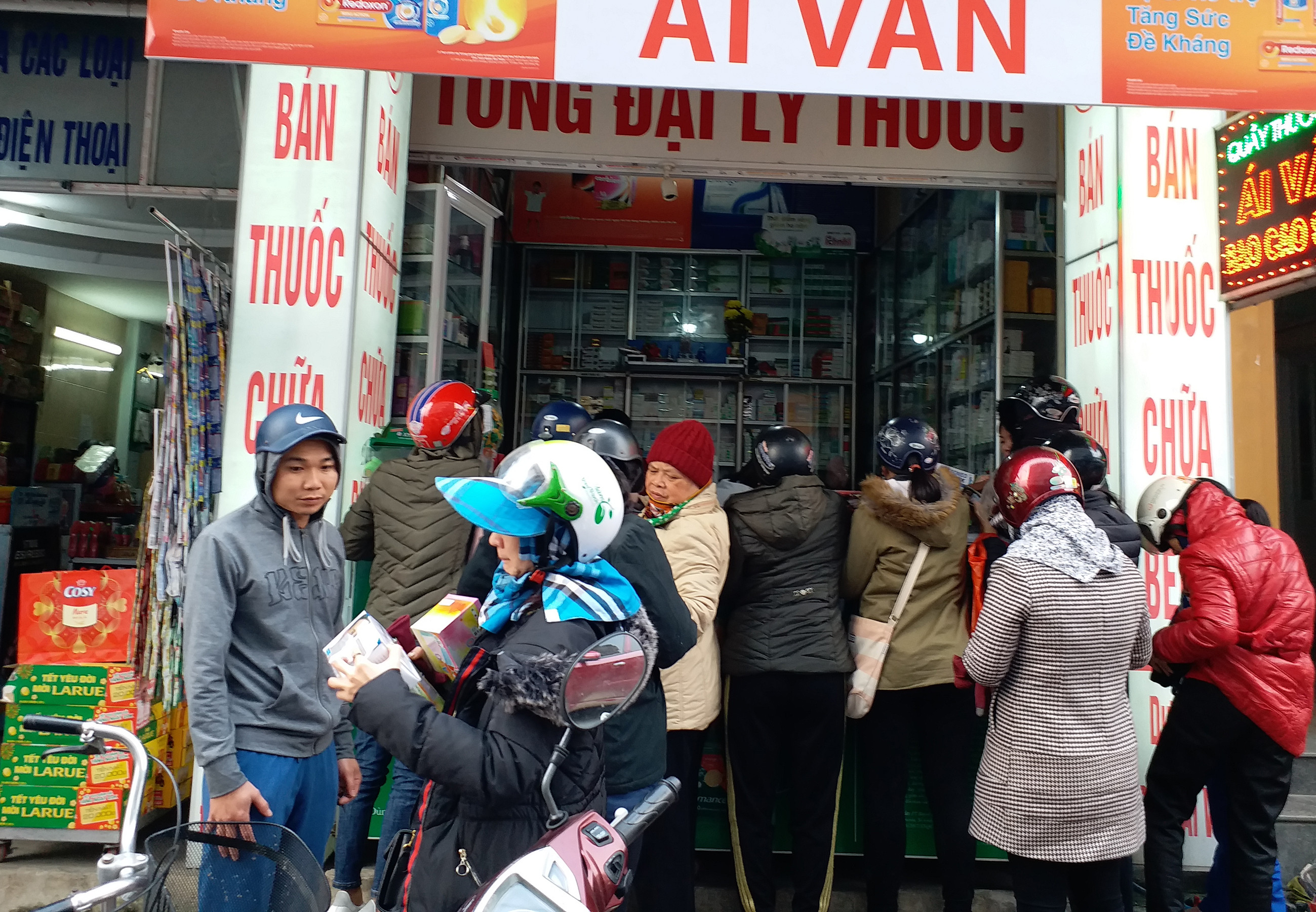 Người dân thành phố Vinh chen chúc nhau mua khẩu trang y tế trước thông tin dịch bệnh bùng phát. Ảnh: Thanh Phúc