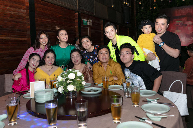 Cả gia đình Gil Lê tham dự tiệc tất niên của Hoàng Thùy Linh.