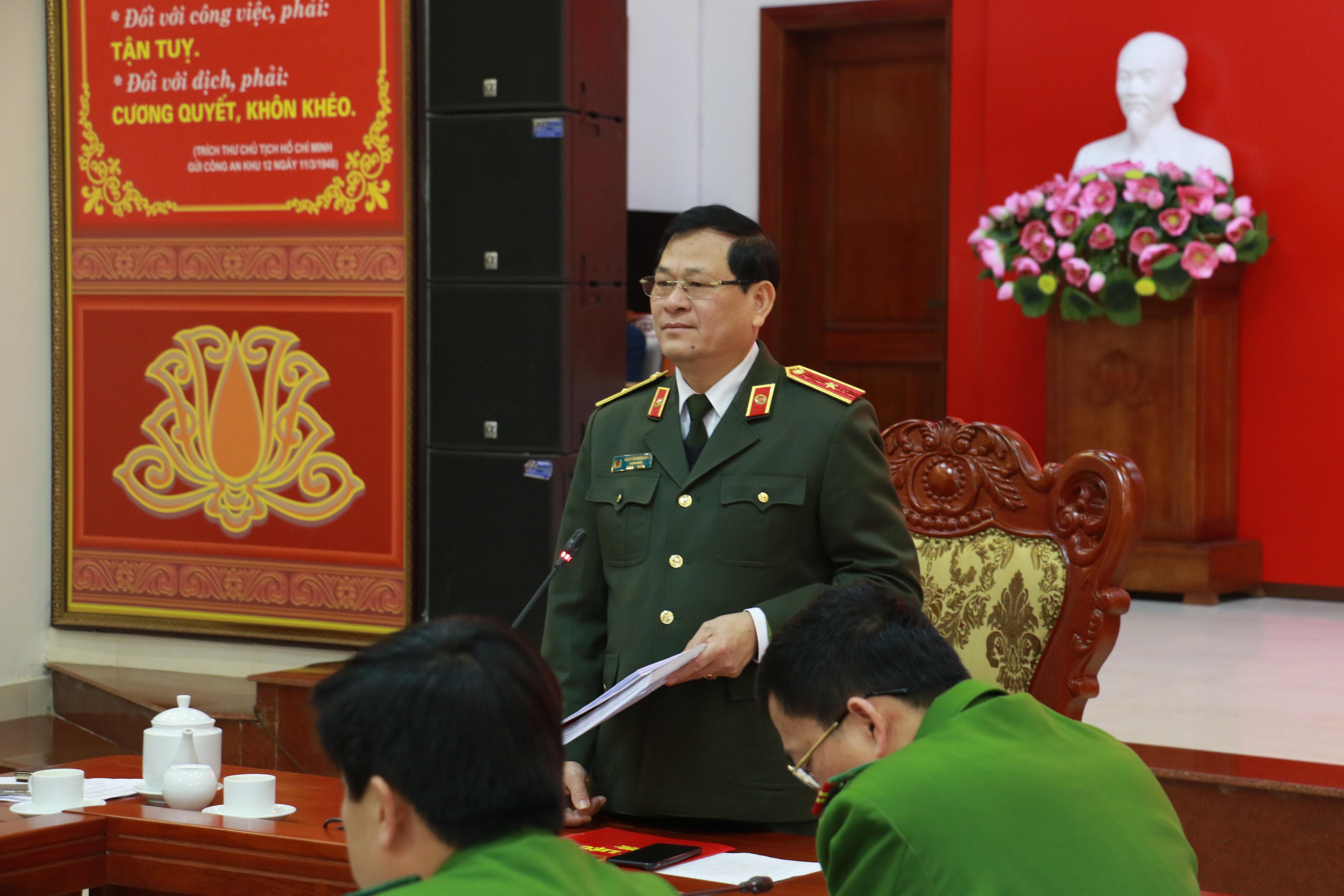 Thiếu tướng Nguyễn Hữu Cầu phát biểu tại hội nghị. Ảnh: Đức Vũ