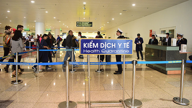 Giám sát y tế ở sân bay đối với các du khách.