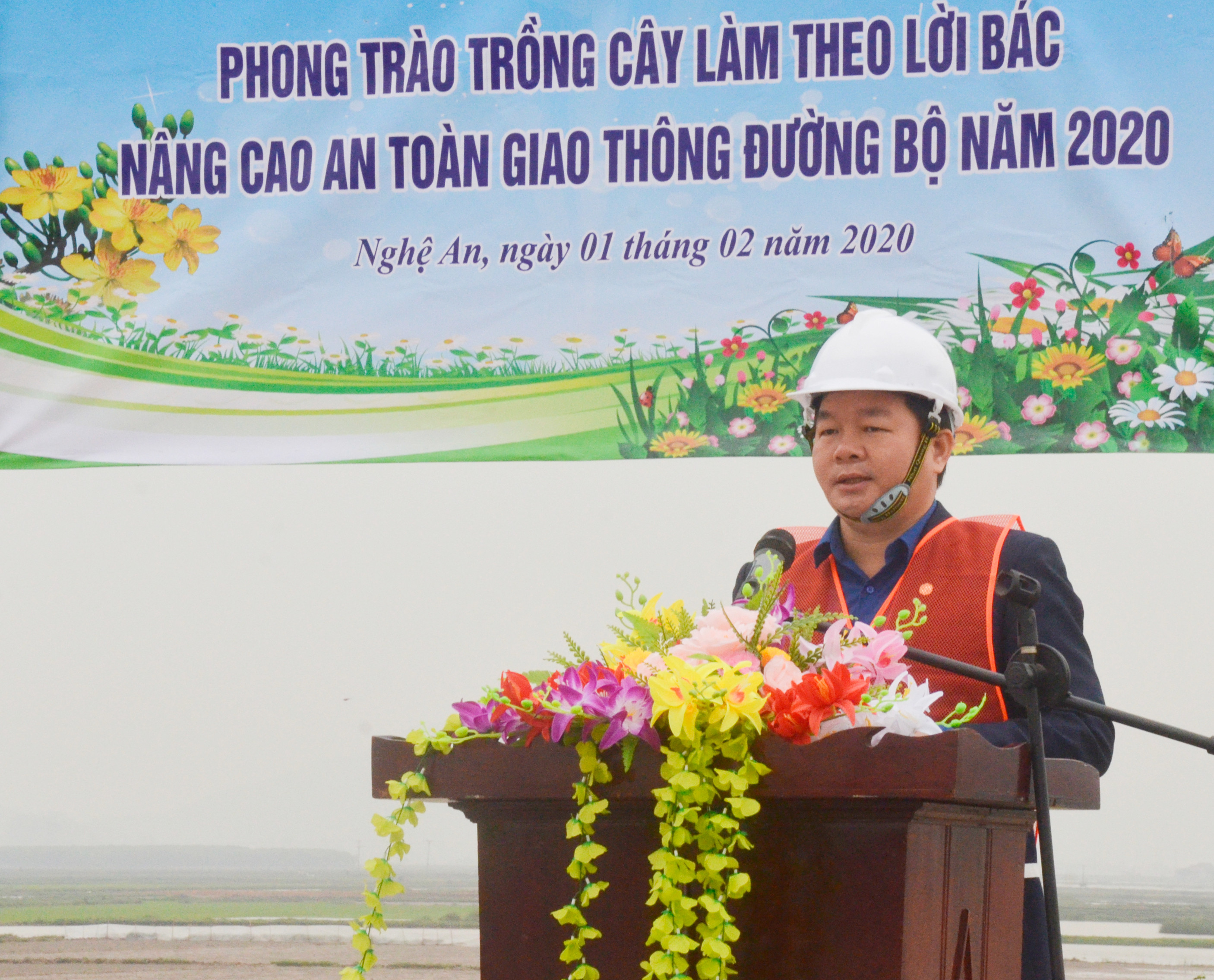 Phó Giám đốc Sở GTVT Nghệ An Nguyễn Đức An phát động phong trào Tết trồng cây trong cán bộ, công chức các nhà thầu, đơn vị quản lý. Ảnh: Thanh Lê