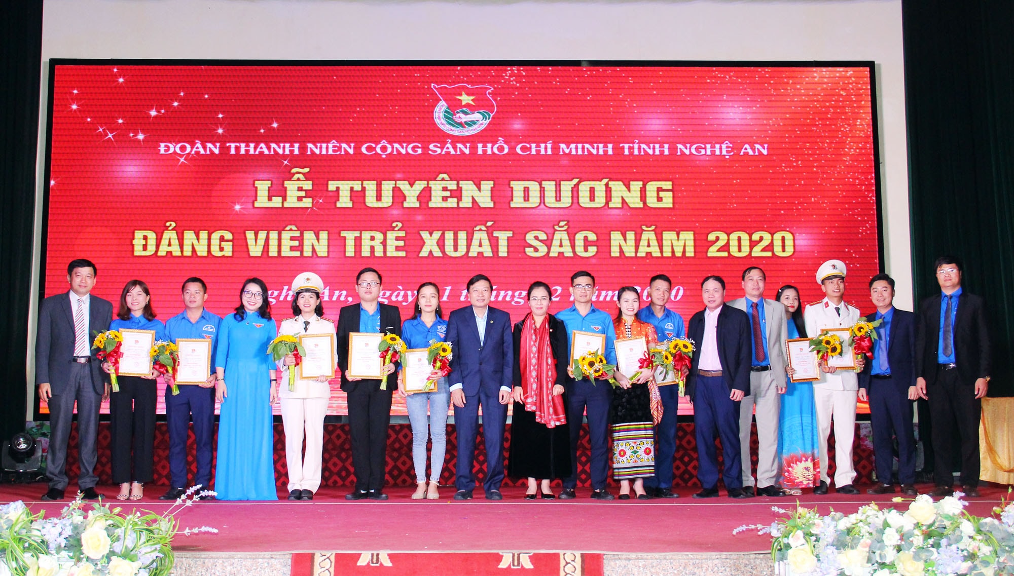 10 đảng viên trẻ Ảnh: Thanh Quỳnh