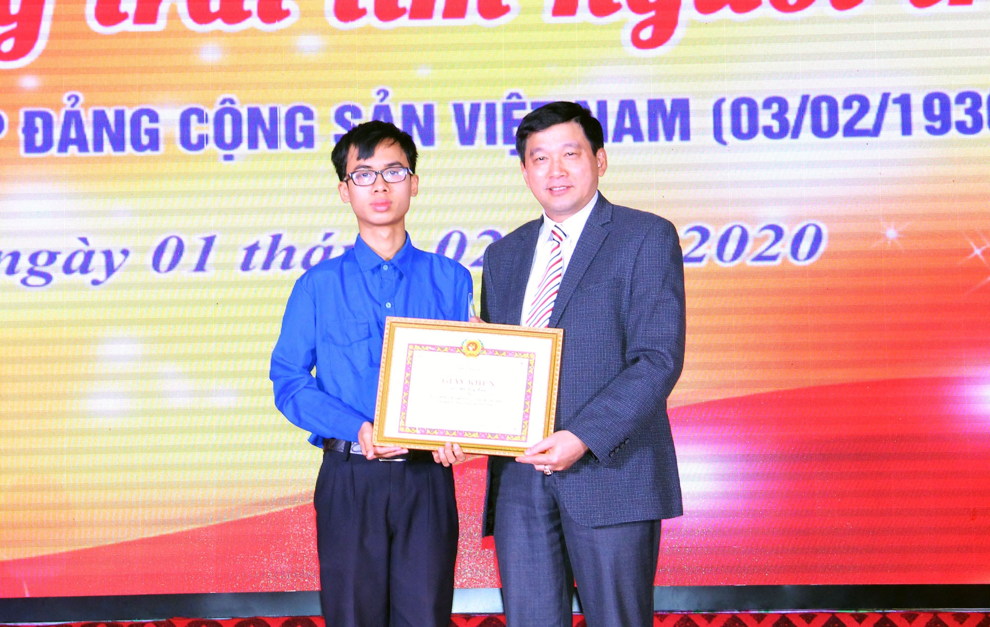 Trước thành tích cao trong cuộc thi “Tìm hiểu về Đảng Cộng sản Việt Nam” dành cho thanh thiếu niên Việt Nam năm 2019, em Đậu Huy Minh, học sinh lớp 12A2, trường THPT Phan Bội Châu đã nhận được Bằng khen của UBND tỉnh và giấy khen của Ban Tuyên giáo Tỉnh ủy.  Ảnh: Thanh Quỳnh