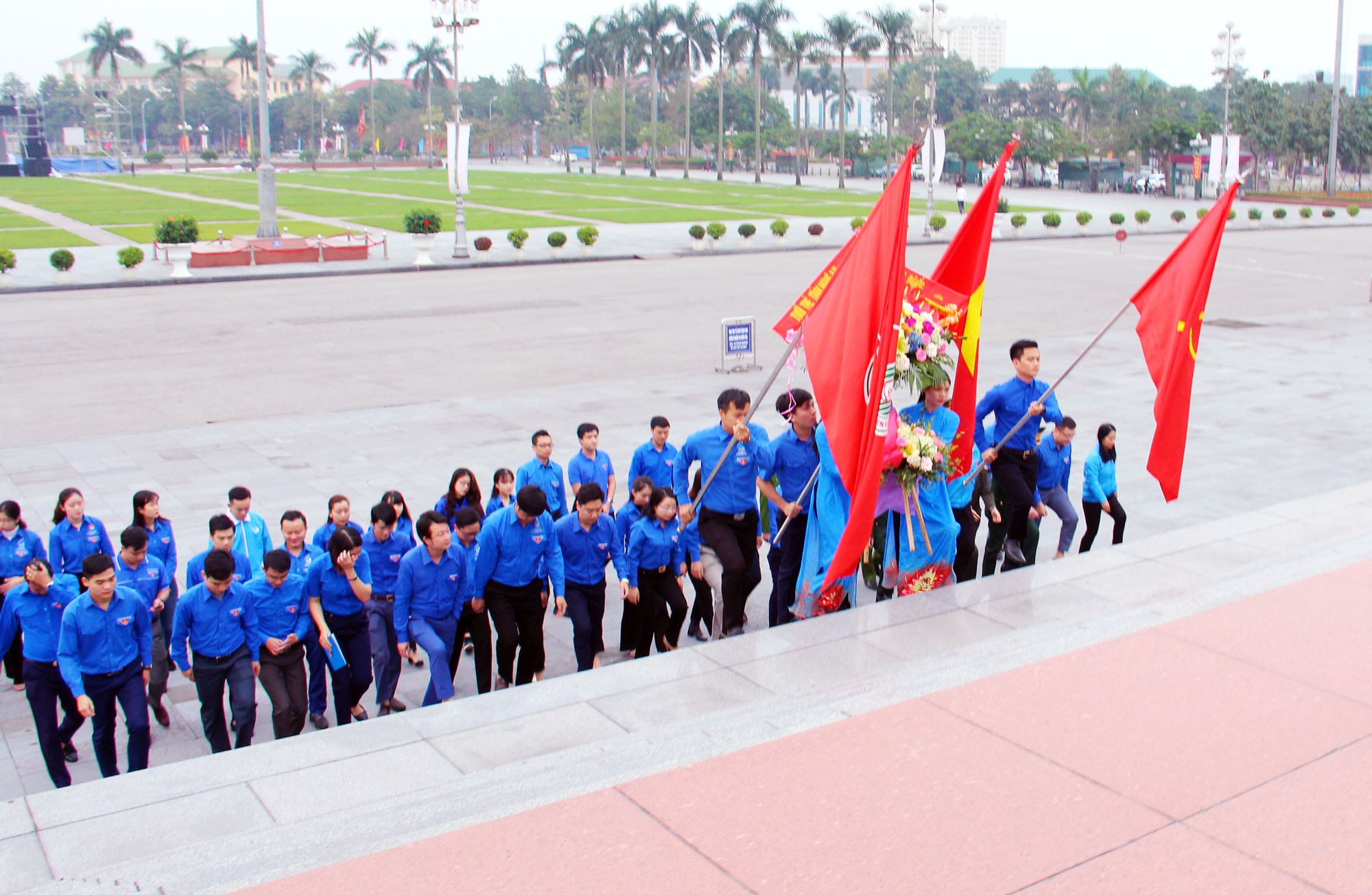 Sáng 1/2/2020, trước thềm khai mạc diễn đàn “Đảng trong trái tim người trẻ” và lễ tuyên dương “Đảng viên trẻ xuất sắc năm 2020”, Đoàn TNCS Hồ Chí Minh tỉnh Nghệ An tổ chức lễ dâng hoa và báo công trước Tượng đài Chủ tịch Hồ Chí Minh. Ảnh: Thanh Quỳnh