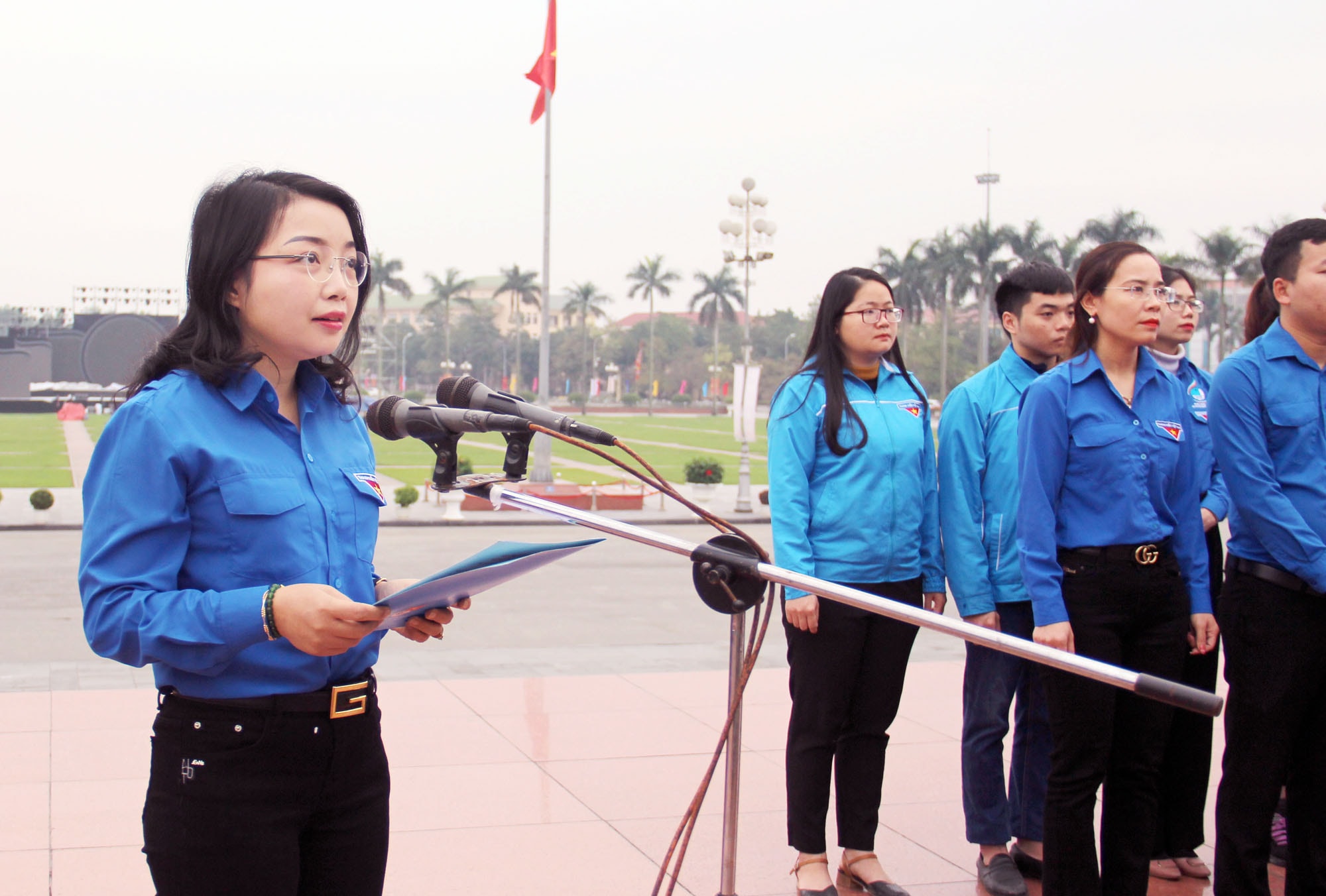 Quyền Bí thư Tỉnh đoàn Nguyễn Thị Thơm báo cáo trước anh linh Chủ tịch Hồ Chí Minh những thành tích mà tuổi trẻ Nghệ An đã gặt hái được trong năm qua. Ảnh: Thanh Quỳnh