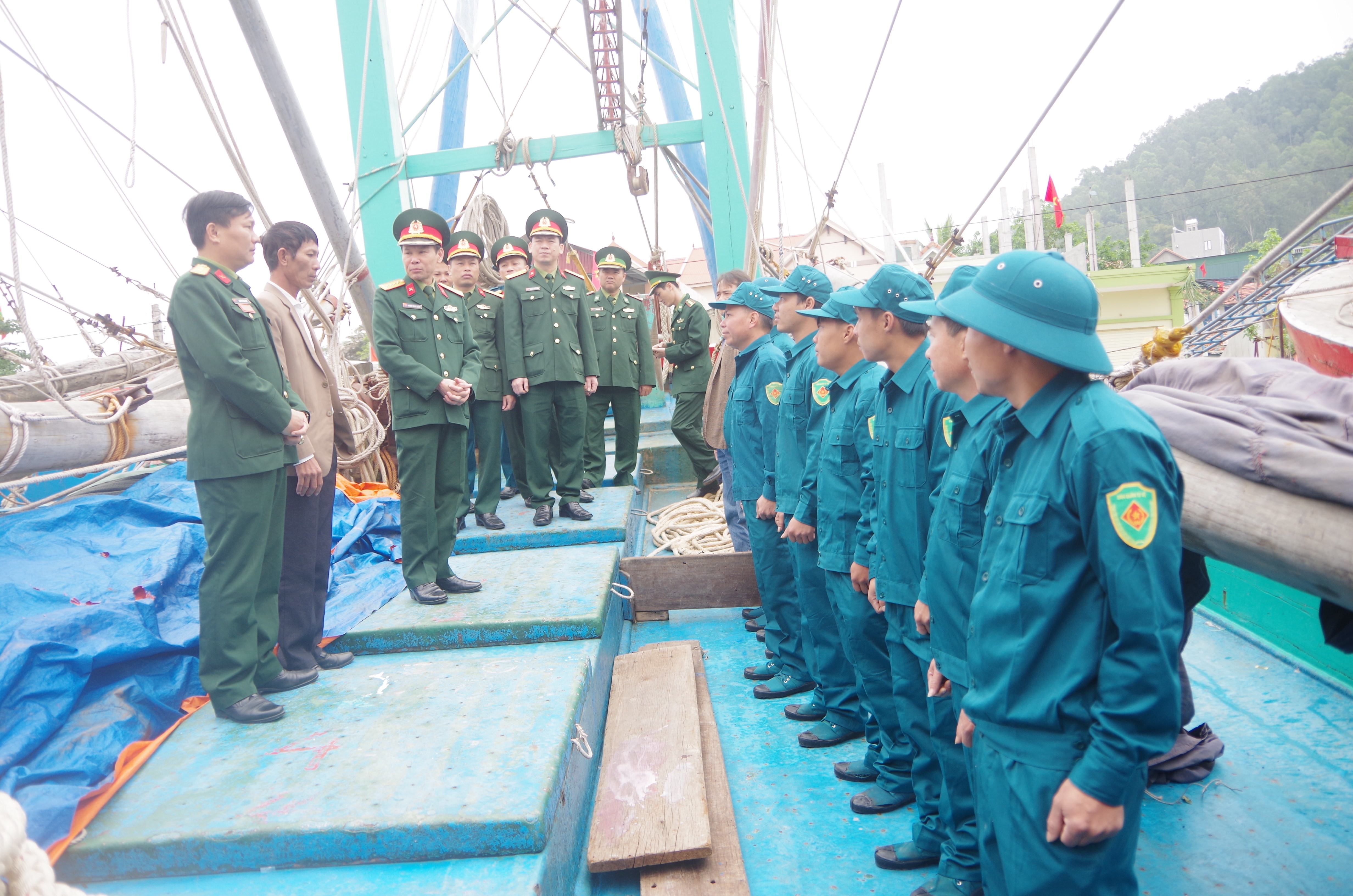 Đại tá Dương Minh Hiền, Phó chỉ huy trưởng Bộ CHQS tỉnh kiểm tra công tác huấn luyện tại trung đội dân quân biển thị xã Hoàng Mai