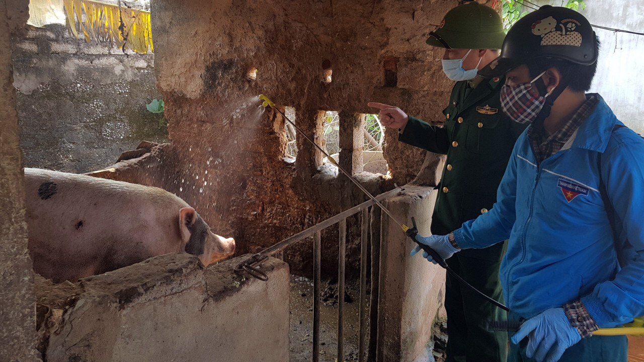 Đồn Biên phòng Diễn Thành hướng dẫn người dân xã Diễn Kim (Diễn Châu) phòng dịch tả lợn châu Phi. Ảnh: Hải Thượng