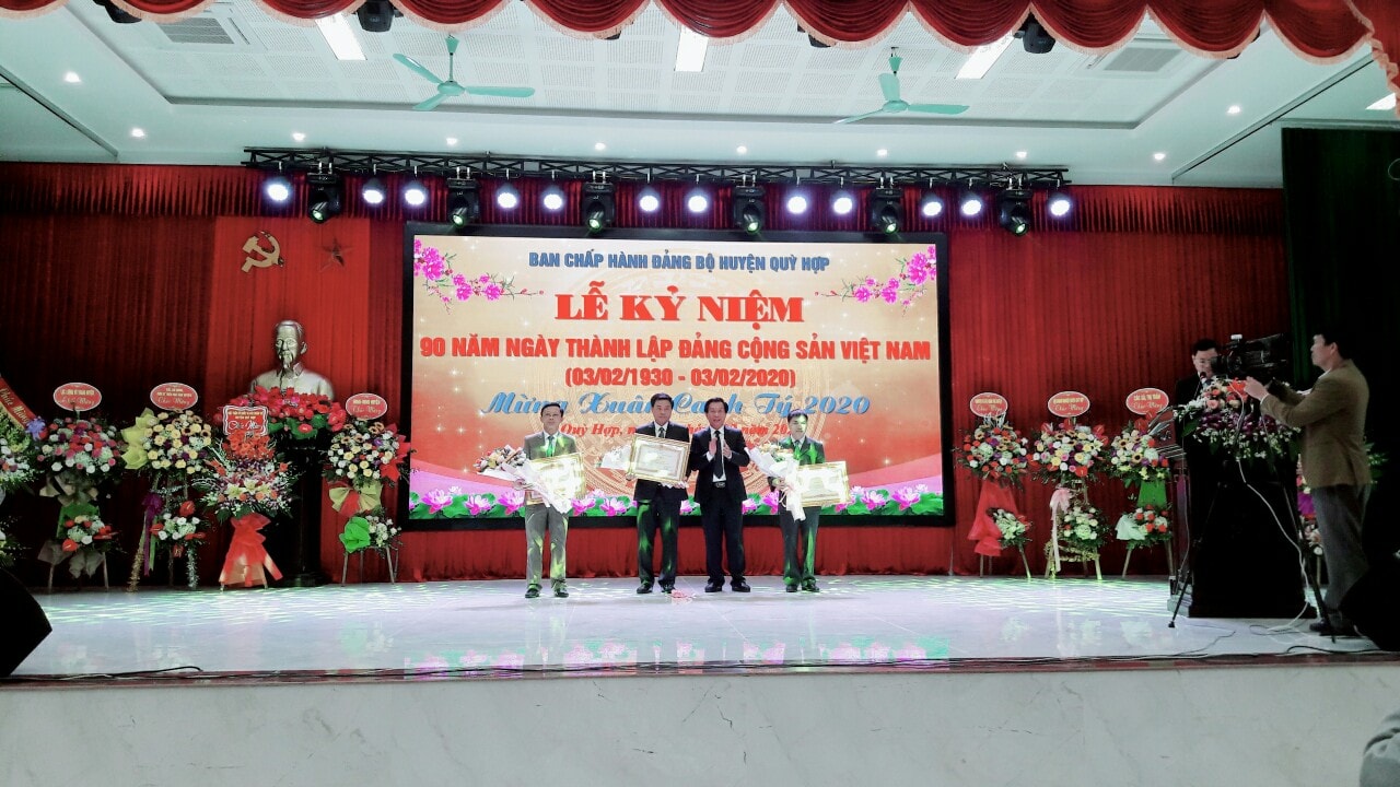 Đồng chí Lê Đức Cường - Trưởng Ban Nội chính Tỉnh ủy trao Bằng khen của Thủ tướng Chính phủ cho đồng chí Hồ Lê Ngọc - Bí thư Huyện ủy Quỳ Hợp. Ảnh: Thu Hường