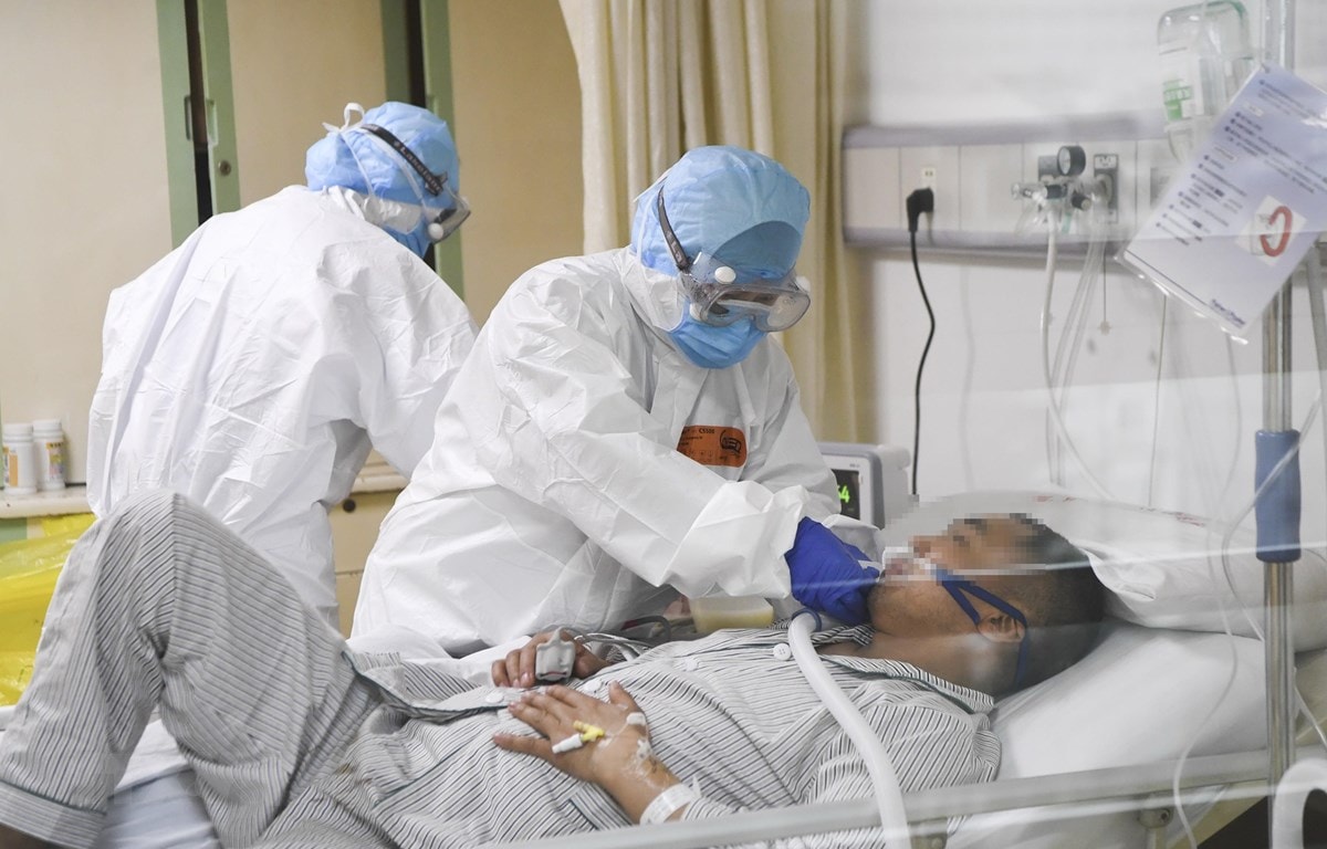 Nhân viên y tế chăm sóc bệnh nhân viêm đường hô hấp cấp do chủng virus corona mới tại bệnh viện ở Trùng Khánh, Trung Quốc ngày 1/2/2020. (Nguồn: THX/TTXVN)