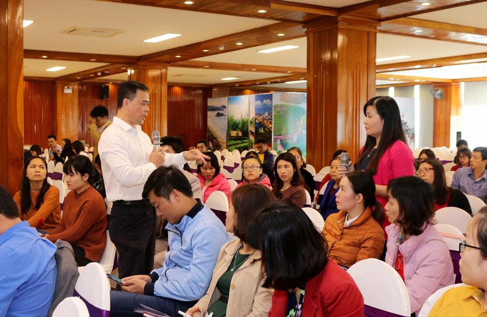 Lãnh đạo Cục thuế Nghệ An đối thoại nghiệp vụ với các doanh nghiệp. Ảnh: Lâm Tùng