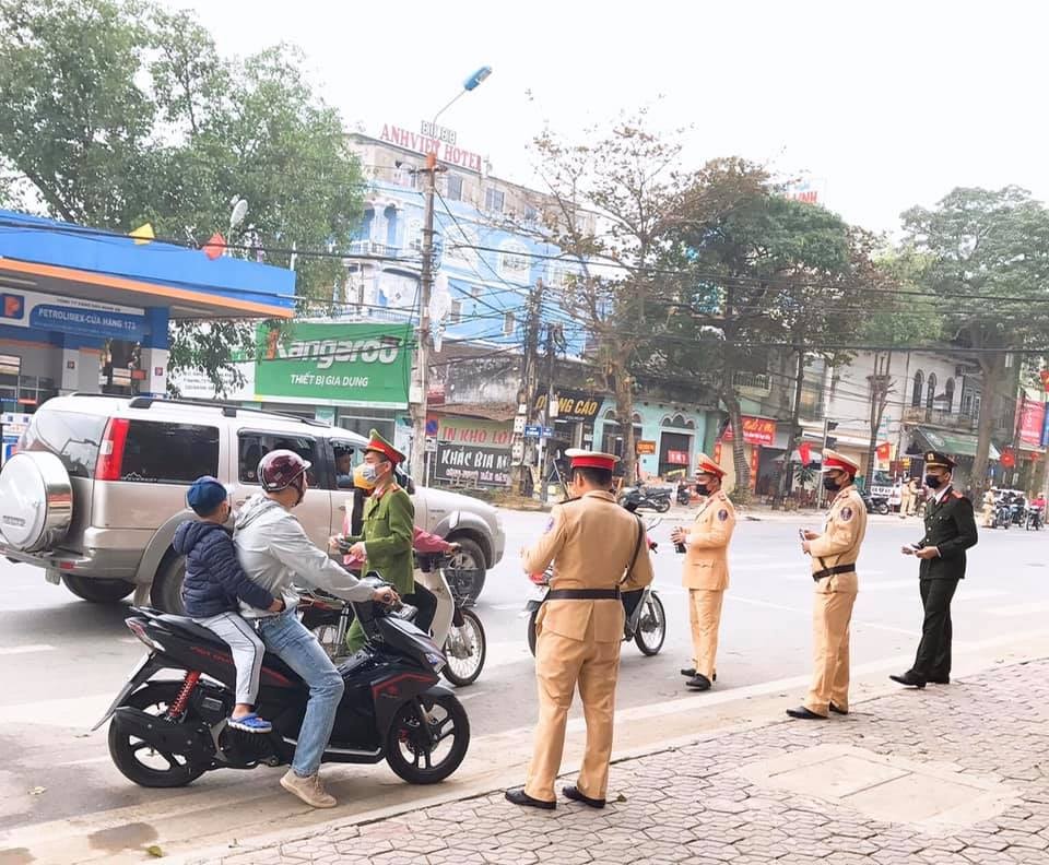 Công an TX. Thái Hòa cấp miễn phí khẩu trang y tế cho người tham gia giao thông. Ảnh: Minh Thái 