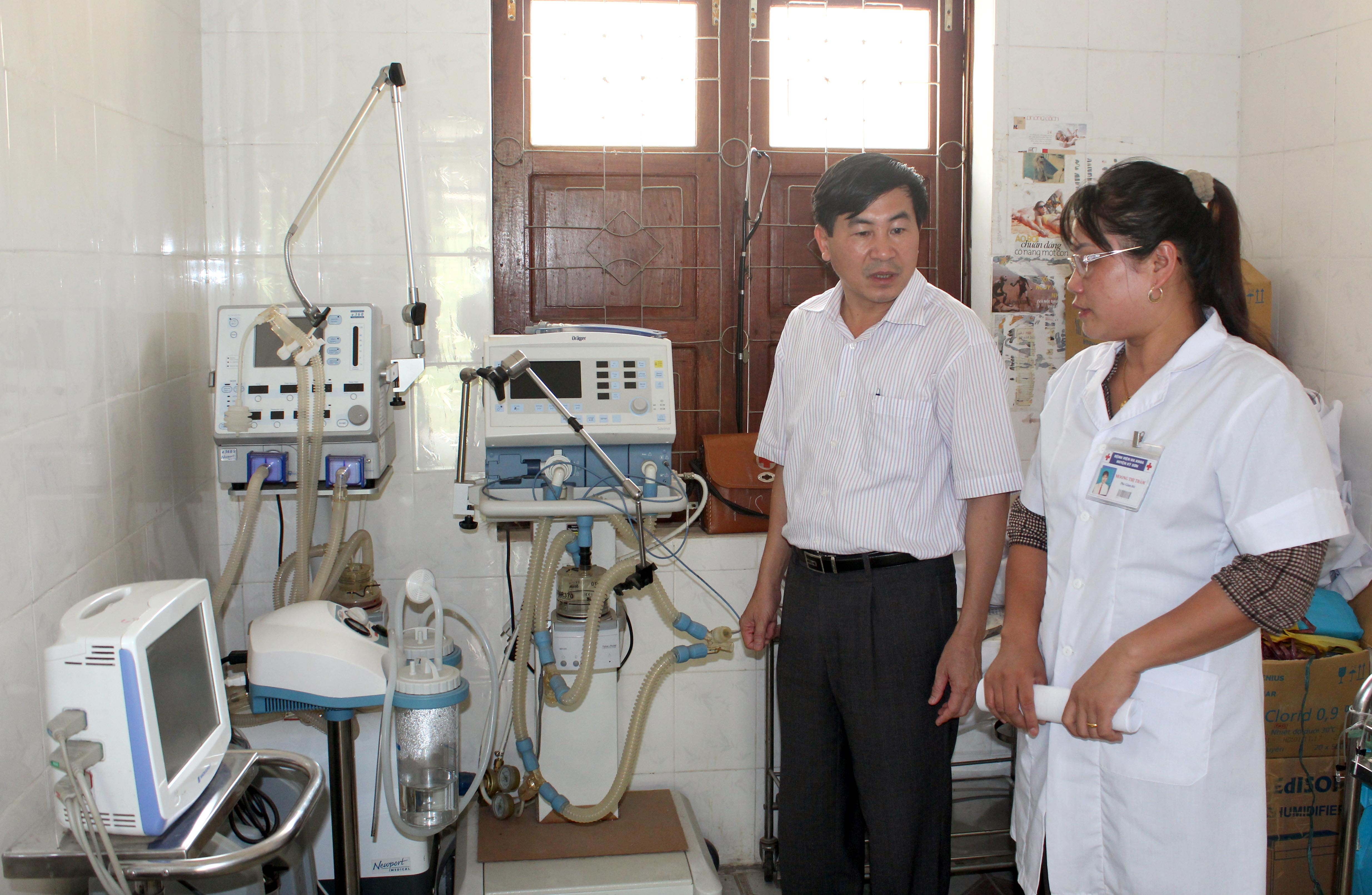 BSCK2 Nguyễn Xuân Hồng - PGĐ Sở Y tế kiểm tra máy thở phục vụ công tác phòng chống dịch bệnh tại Trung tâm Y tế Kỳ Sơn. Ảnh: Thành Chung