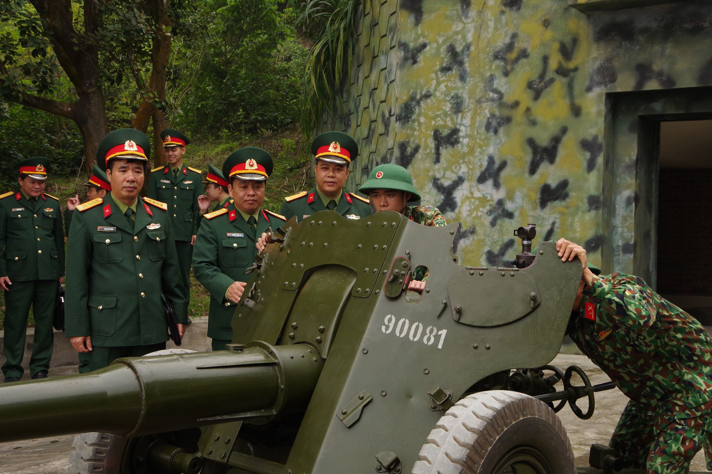 Đại tá Nguyễn Ngọc Hà, Chỉ huy trưởng Bộ CHQS tỉnh và đại tá Phạm Văn Đông, Chính ủy Bộ CHQS tỉnh kiểm tra công tác huấn luyện khẩu đội pháo 85 tiểu đoàn Hỗn hợp Đảo mắt
