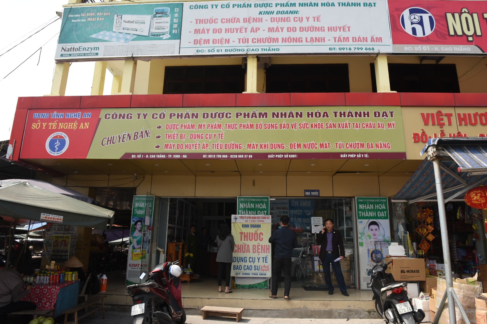 Đoàn công tác kiểm tra tại nhà thuốc Linh Chi.