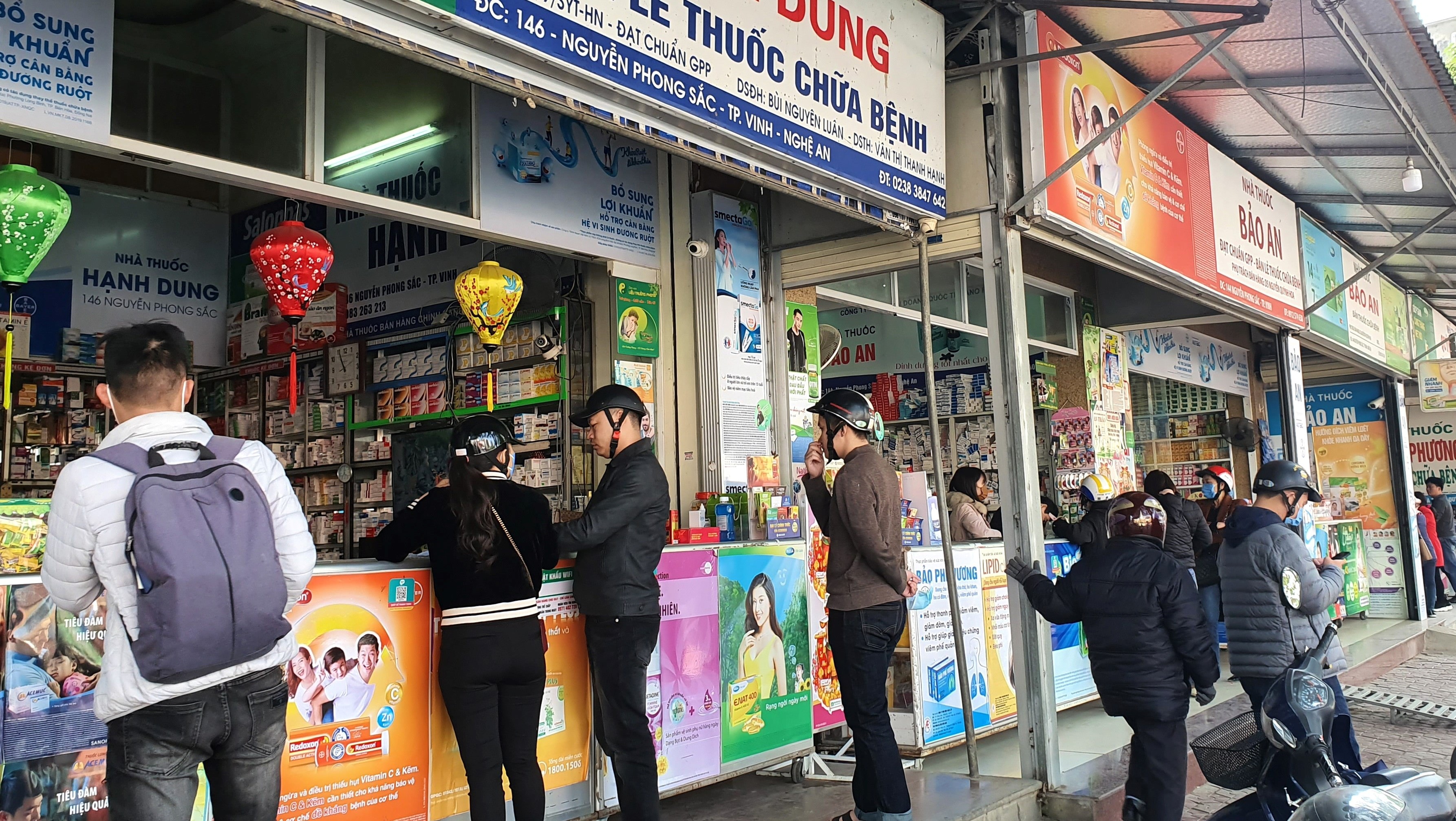 Nếu phát hiện hiệu thuốc tăng giá, người dân cần phản ánh tới đường dây nóng. Ảnh: Tiến Hùng