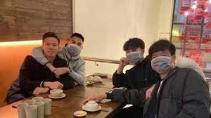 Quang Hải và các cầu thủ đội tuyển tự bảo vệ mình. Ảnh FBCN